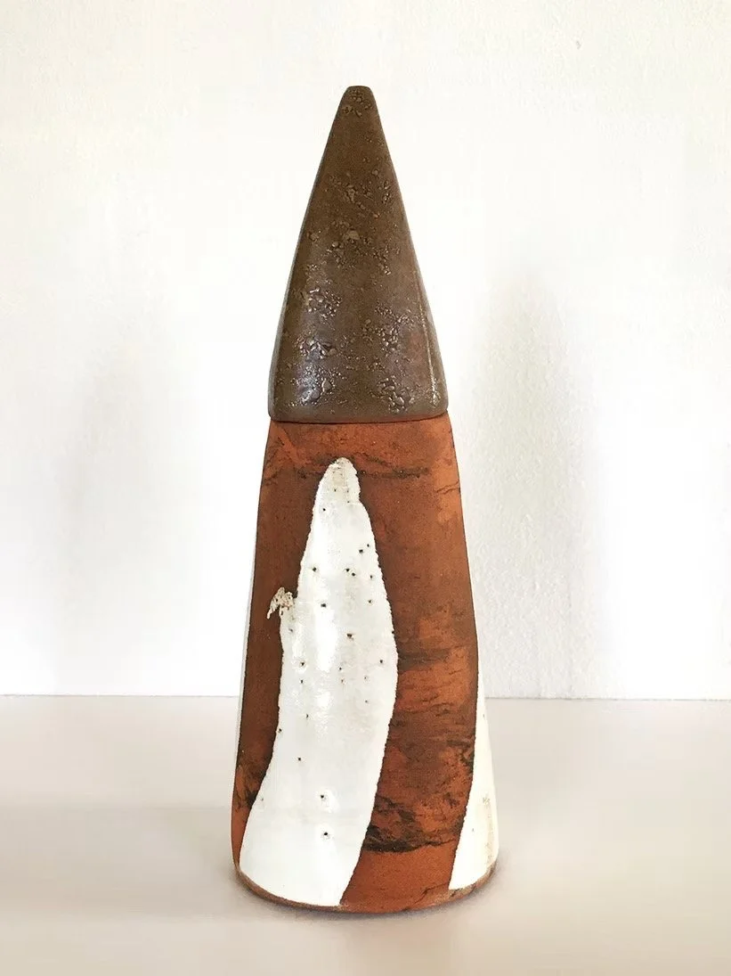KUIN PIISPA PAPPILASSA, 2008
käsinrakennettu keramiikkaveistos, 26x9 cm
