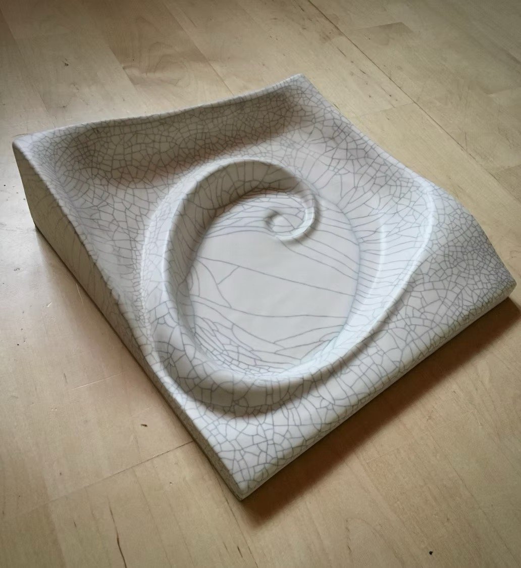 AJAN PYÖRRE, 2010
valettu keramiikkalaatta, 20,5x20,5 cm