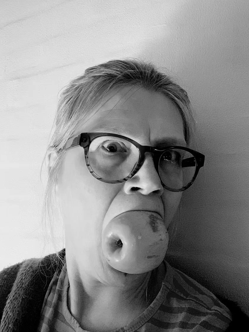 OMENA PÄIVÄSSÄ..., 2023 (A HOMAGE TO IIU SUSIRAJA)
valokuva