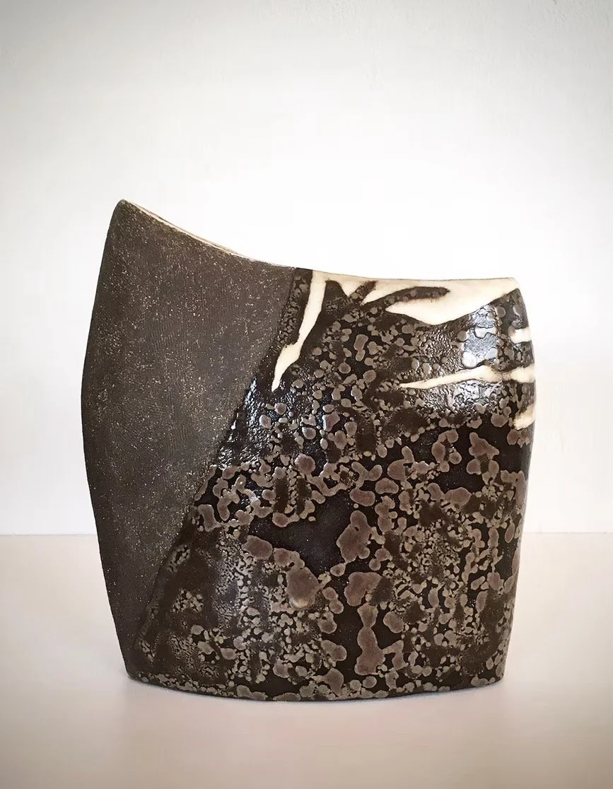 JÄKÄLÄ, 2007
käsinrakennettu keramiikkamaljakko, 18x17 cm