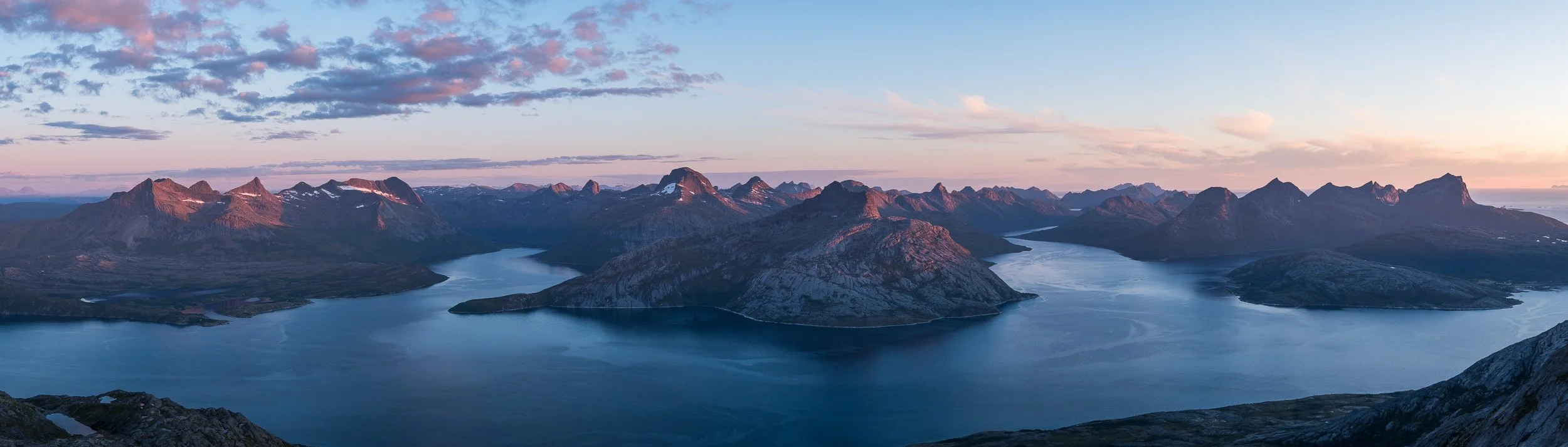 Sørfolda, Sjunkfjorden og Nevelsfjorden sett fra Rundtinden