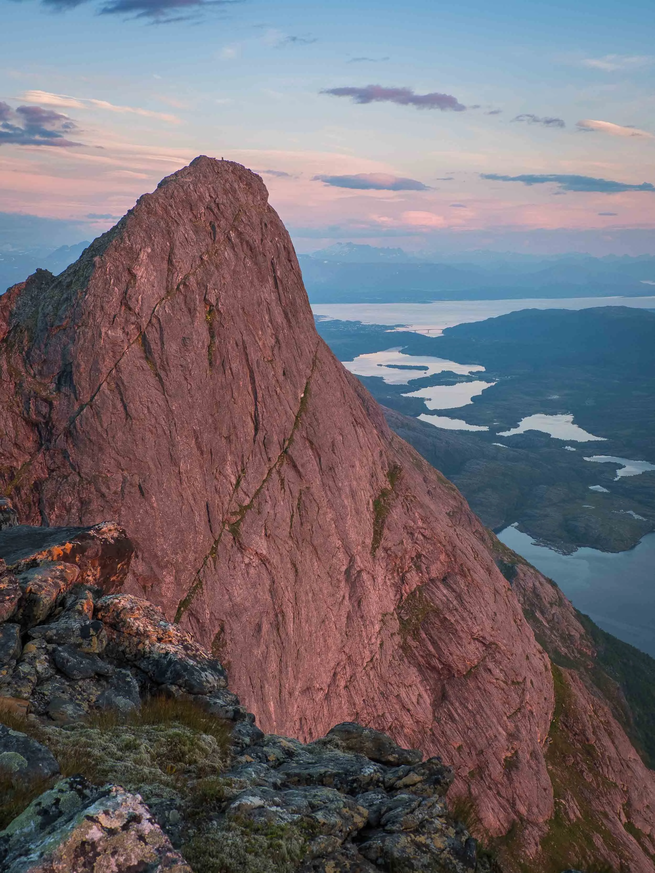 Ånsvikfjellet i midnattsol
