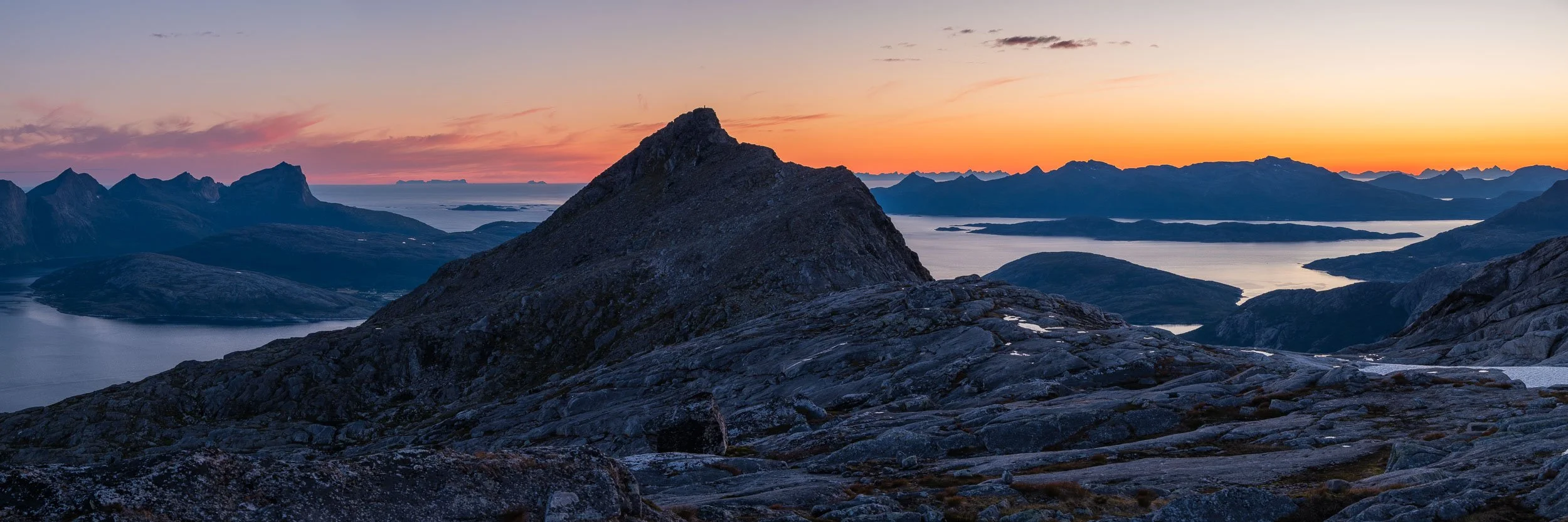Utsikt fra Bjørnsvikfjellet mot Rundtinden og Lofotveggen/Værøy