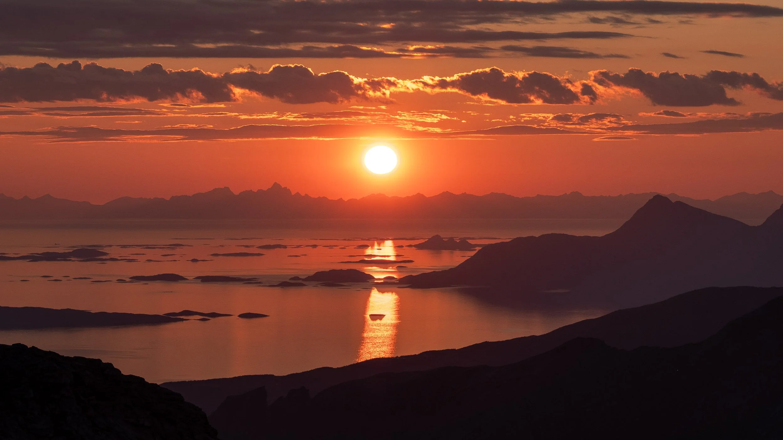 Midnattsol sett fra Aurnestindan