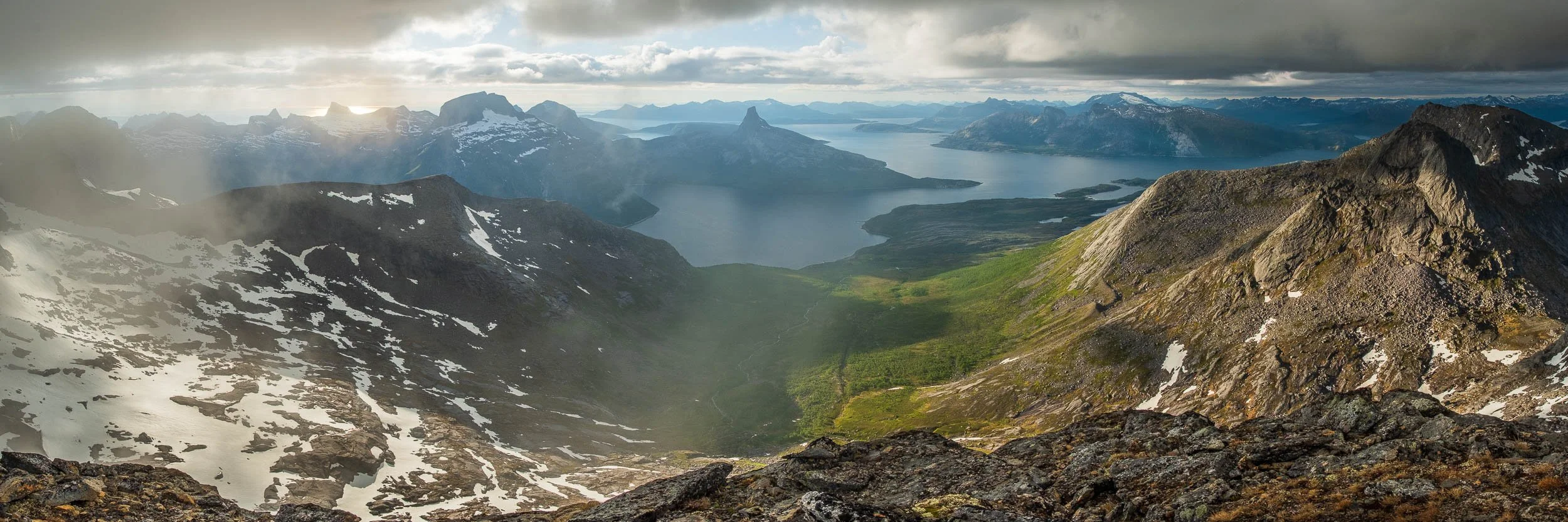 Utsikt fra Midtiskartinden mot Skeistinden og Sjunkfjorden
