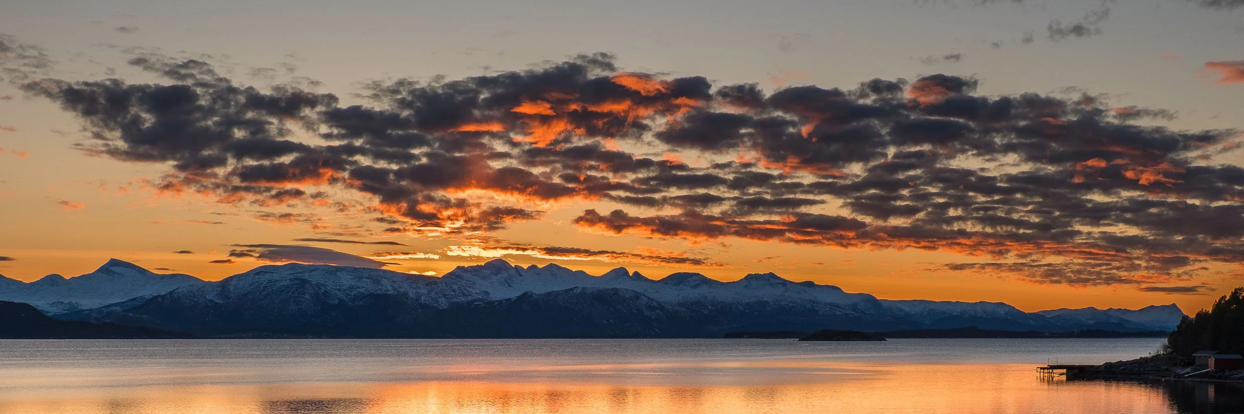 Solnedgang og utsikt mot Børvasstindan