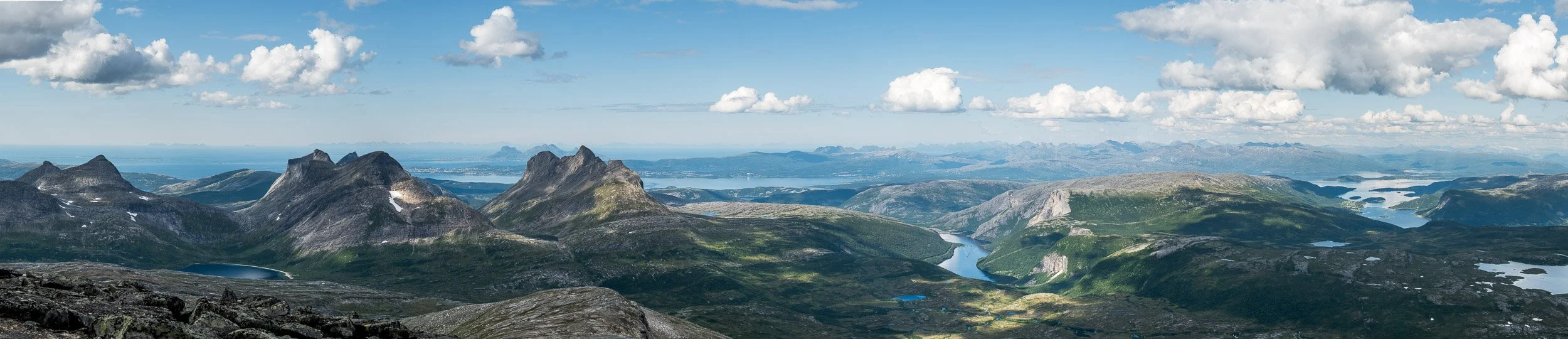 Utsikt fra Lurfjelltinden. Falkflogtindan og Åselitindan med Bodø i bakgrunnen