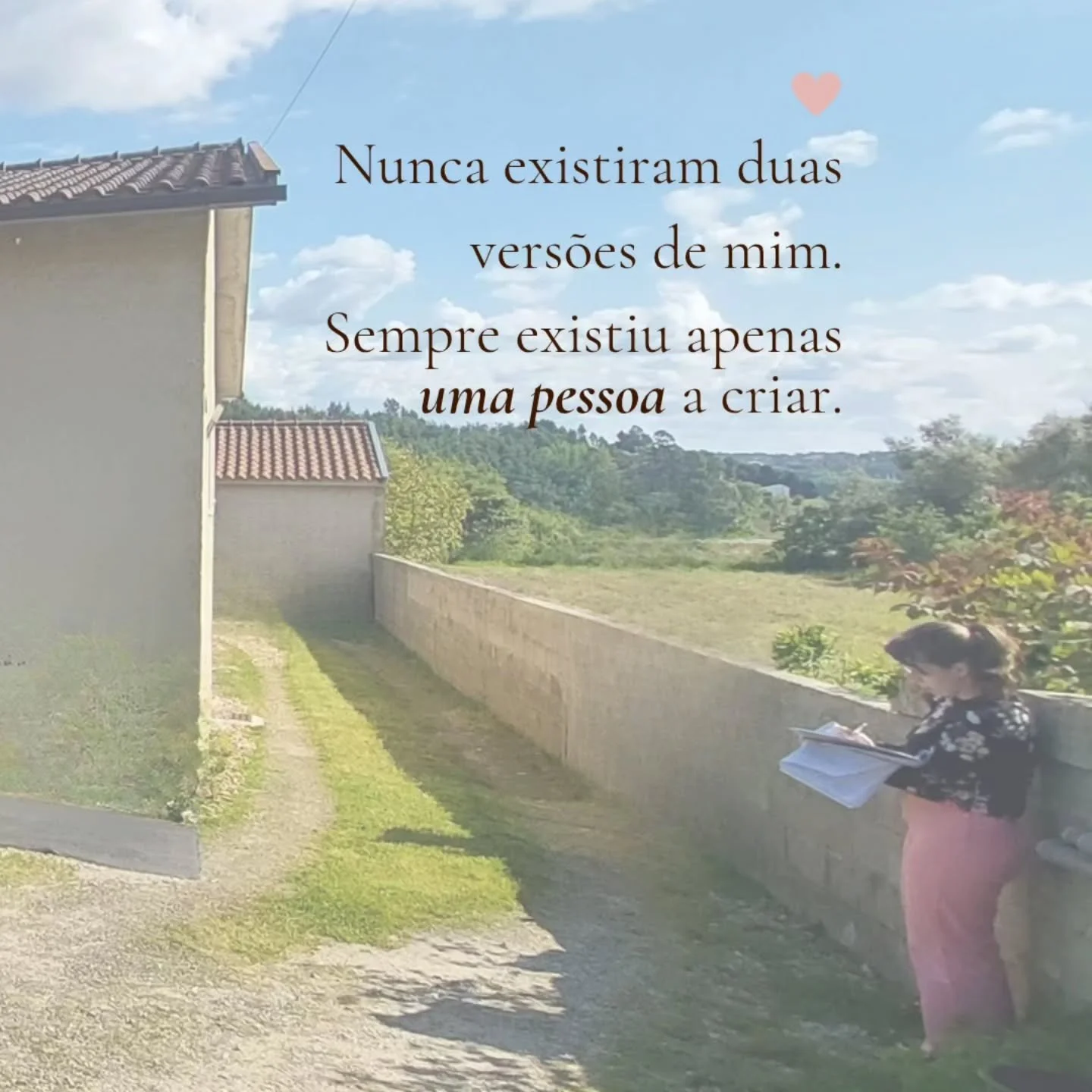 Durante muito tempo achei que precisava de escolher.

Ser arquiteta. Ou ser criativa.

Ter um trabalho "a s&eacute;rio". Ou continuar a desenhar, pintar, criar presentes, escrever cartas e imaginar projetos.

Com o tempo percebi que nunca e