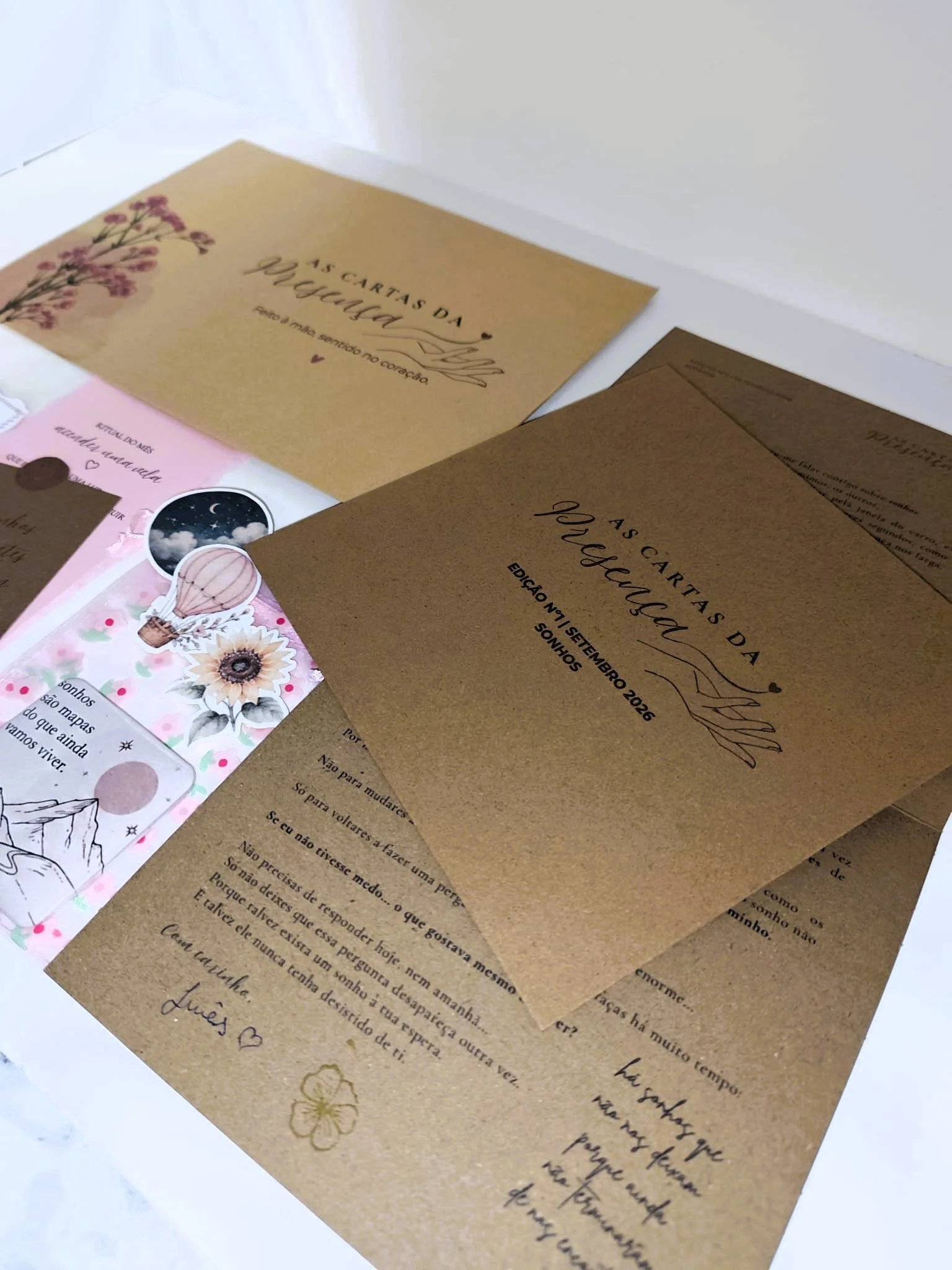 Várias cartas em papel kraft com textos e desenhos.