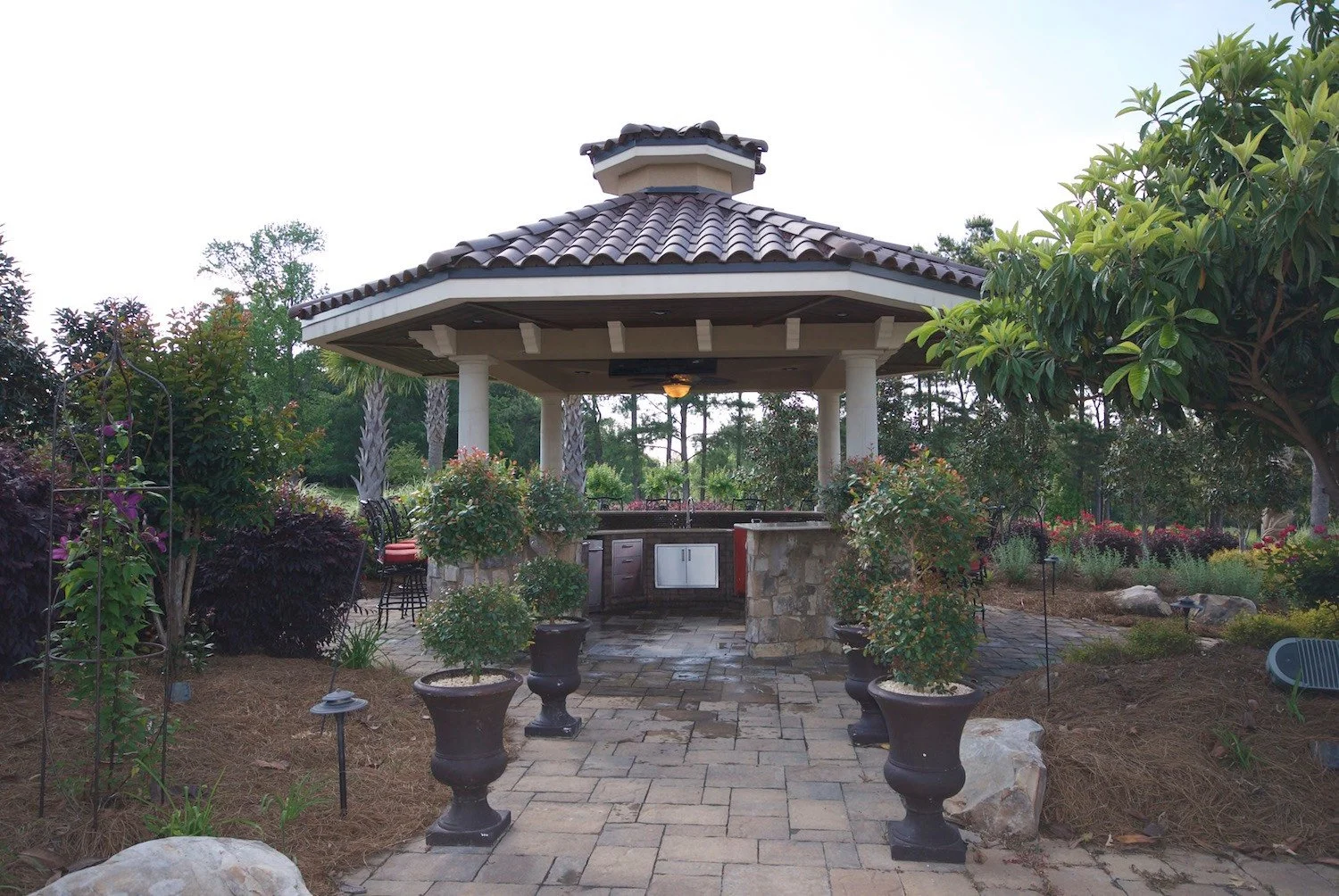 tiki-outdoor-bar-chosen-interiors-img~c36146cf05ddf9b8_16-2567-1-7e0ba51.jpg
