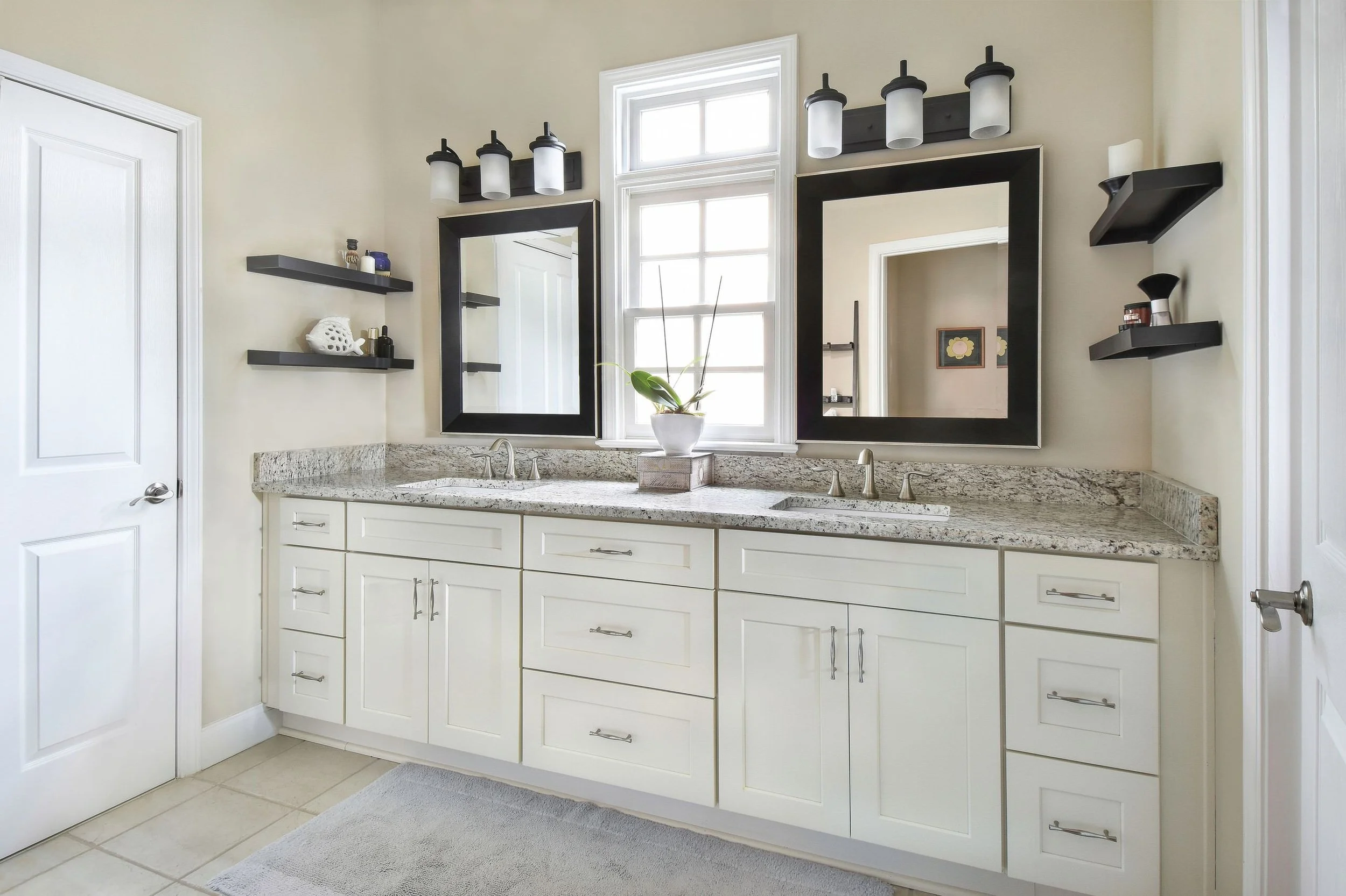 eclectic-master-bedroom-and-bath-chosen-interiors-img~e811e8140c0ff2de_14-2709-1-e42fdf0.jpg