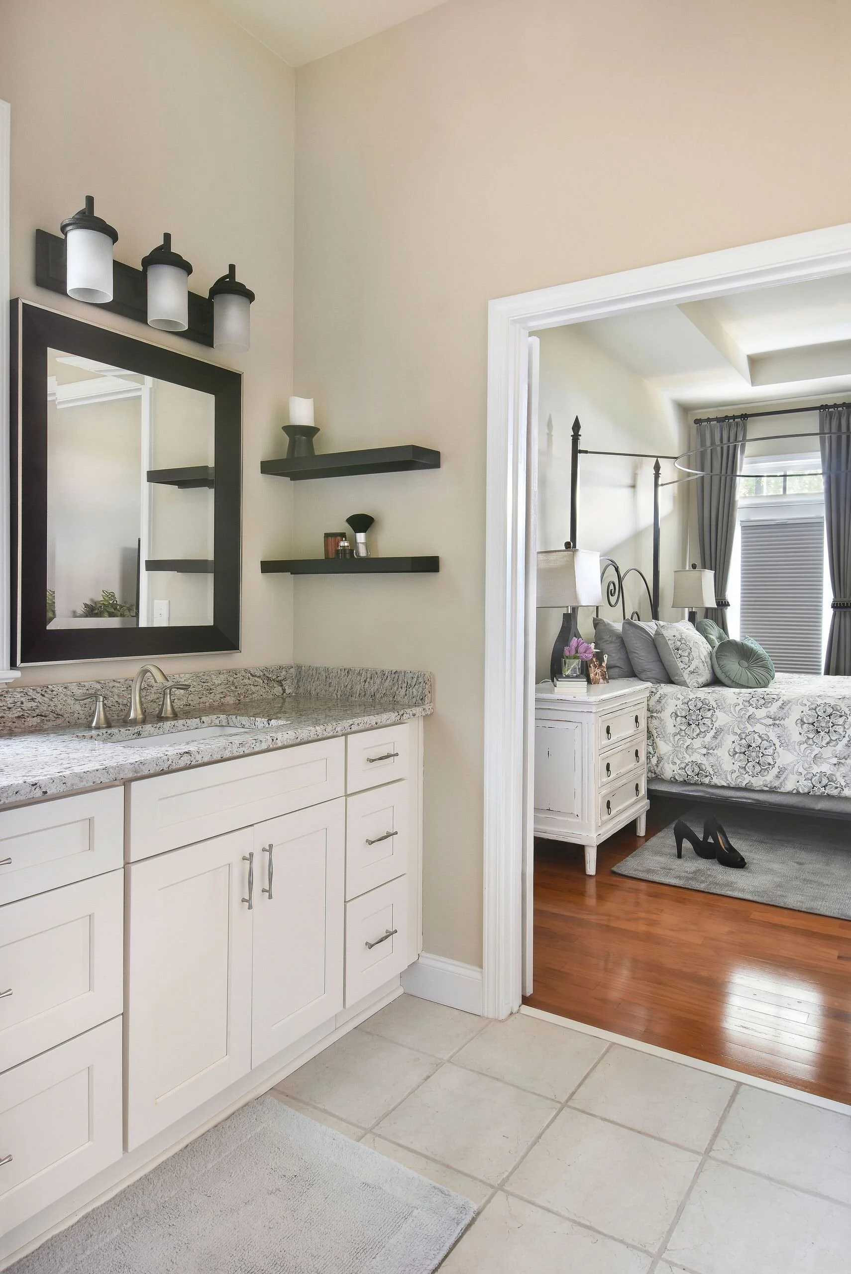 eclectic-master-bedroom-and-bath-chosen-interiors-img~b4e1e0c30c0ff2da_14-2709-1-dc0ec9d.jpg