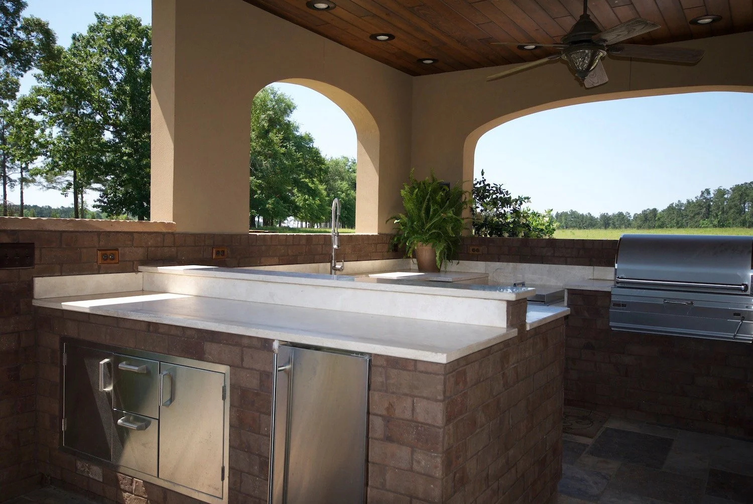outdoor-kitchen-chosen-interiors-img~e861c69405ddf9c3_16-2567-1-4eedcf6.jpg