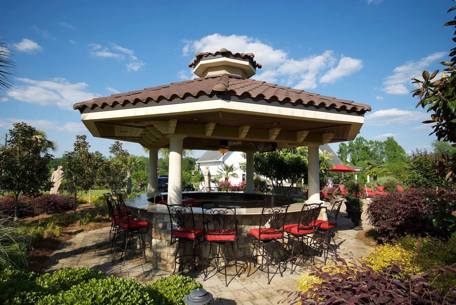 tiki-outdoor-bar-chosen-interiors-img~2341b43705ddf9b6_16-6540-1-dc631f8.jpg