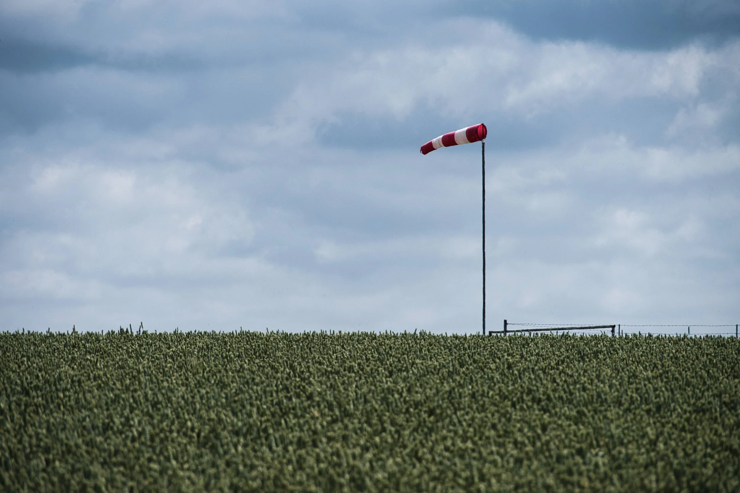 De windstok boven het stille veld.