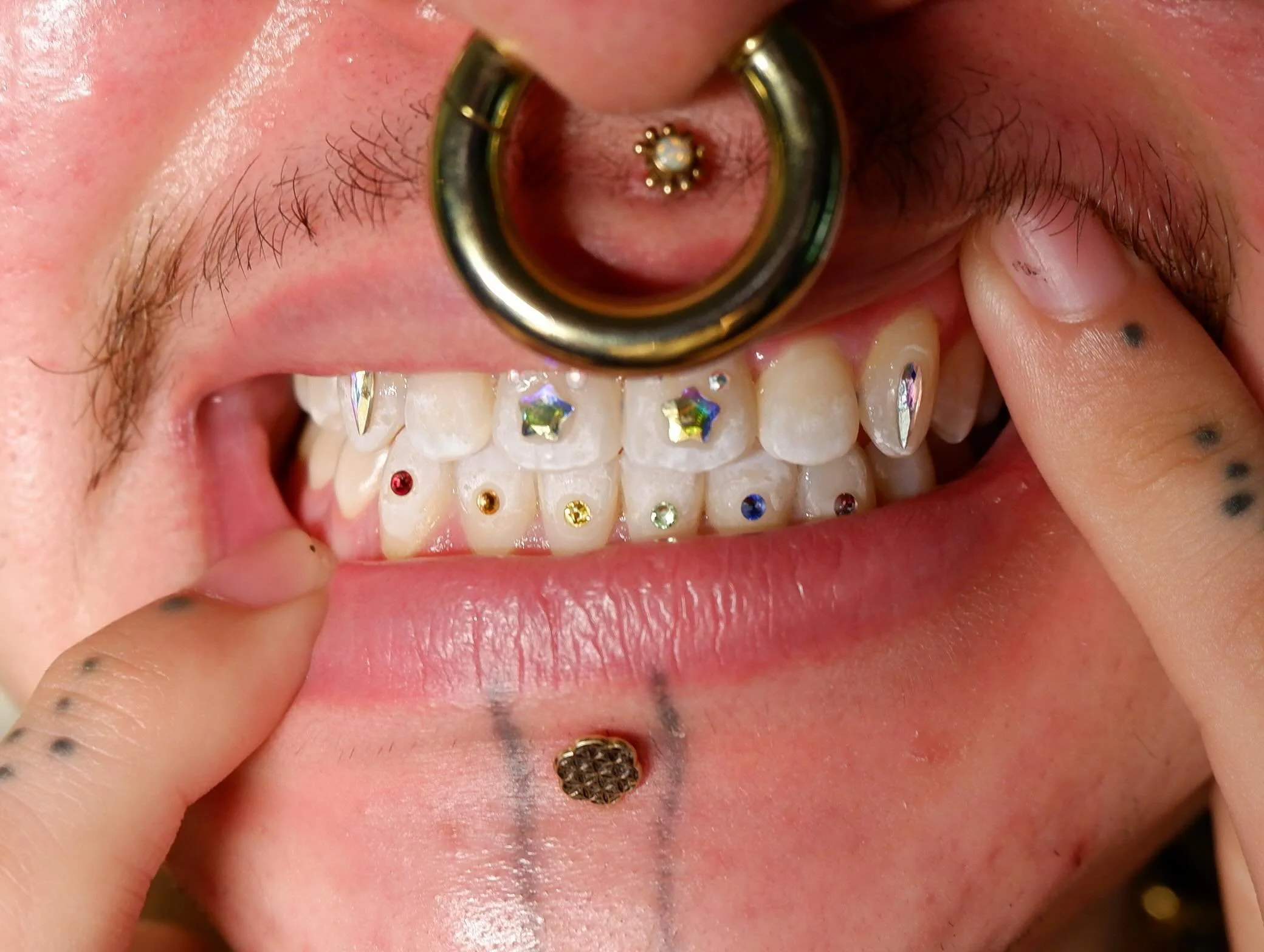 Had the absolute pleasure of doing a custom freestyle set for the lovely @healingheartstattoos 😍✨ We went for a rainbow set on bottom, plus some Crystal AB fangs and stars!! 🌟🦷
.
.
schedule a consultation for your custom smile today at my website!