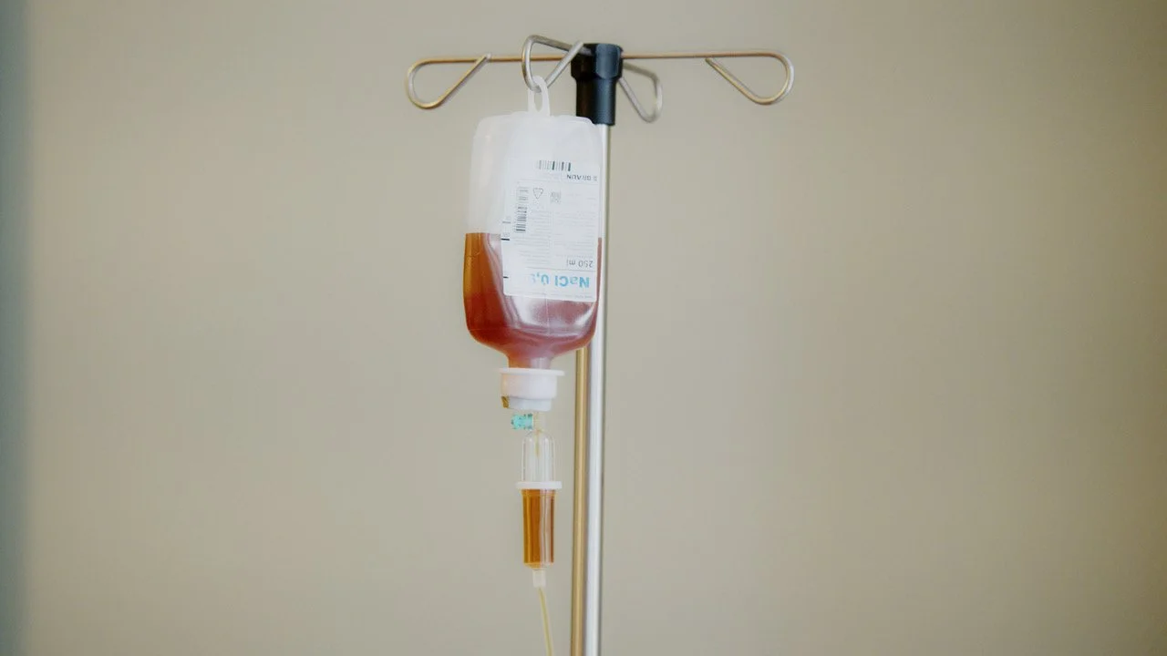 Bluttransfusion mit Blutbeutel und Schlauch an einem Standsockel