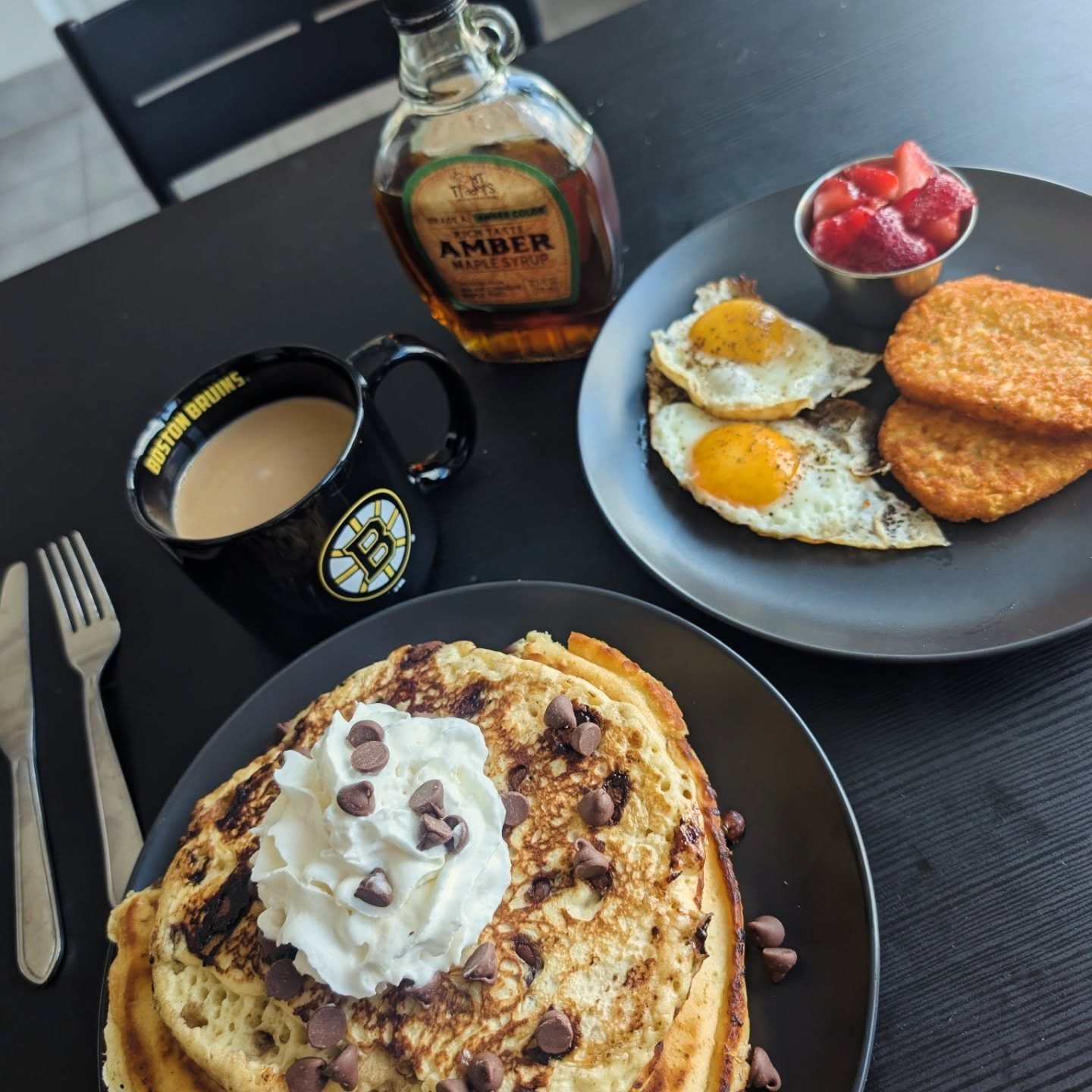 Concert Day with the @hunt_valley_wind_ensemble means starting off with a PROPER Breakfast! Chocolate Chip Pancakes. Sunny Side Up Eggs. Hashbrowns. Fresh Berries. Conducting the Miryang Macabre by @the_kpop_professor
Today at 3pm!!!

#baltimorefood 