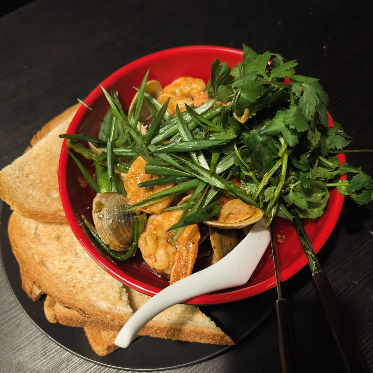 Thai Red Curry Bowl. Coconut Milk. Littleneck Clams. Shrimp. Snap Peas. Toasted Baguette. Cilantro. Scallions.
#foodie #thaifood #baltimorefoodscene