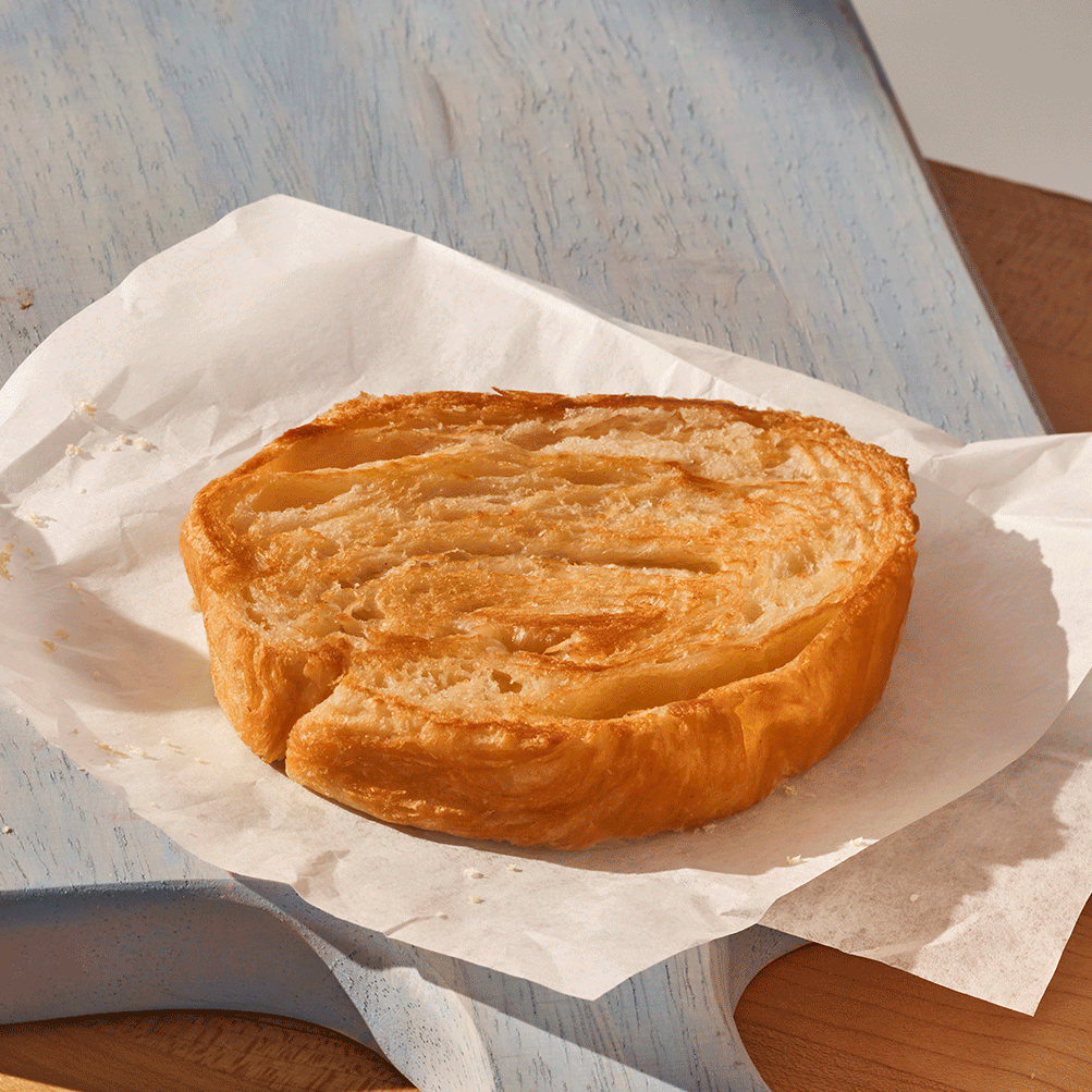 C726-MapleSmokehouseBacon_Croissant_FCE_GIF_R1-1080x1920.gif