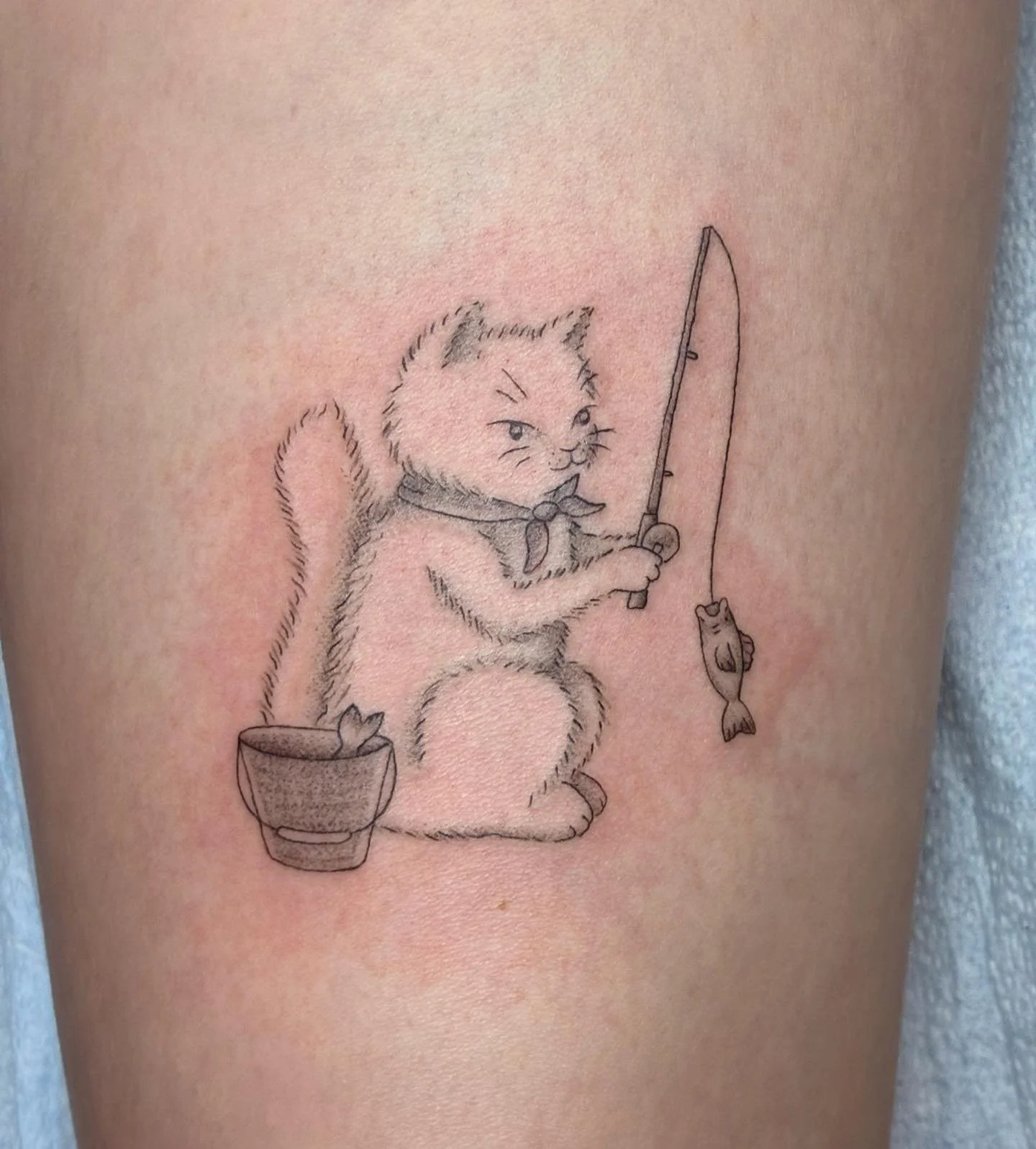 Fishing Kitty from my flash on Lauren 🎣 sooo happy this little guy finally found a good home!! 

#flashtattoo #blackandgreytattoo #hudsonvalley #femaletattooartist