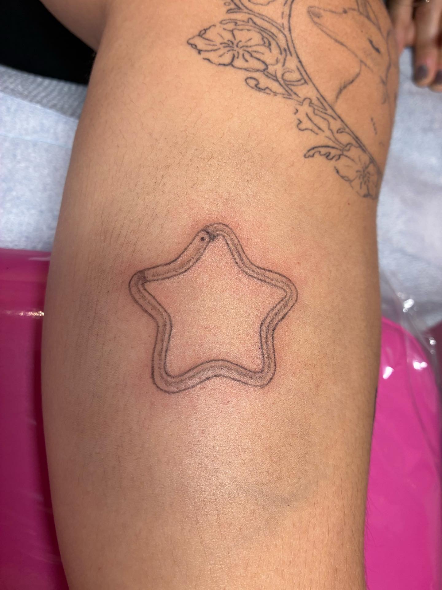 Star carabiner from my flash on Stella ⭐️ 

#startattoo #hudsonvalley #machinetattoo #blackandgreytattoo #femaletattooartist