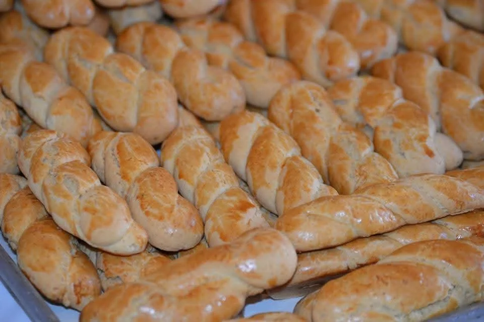 Close-up of baked bread rolls arranged on a tray.