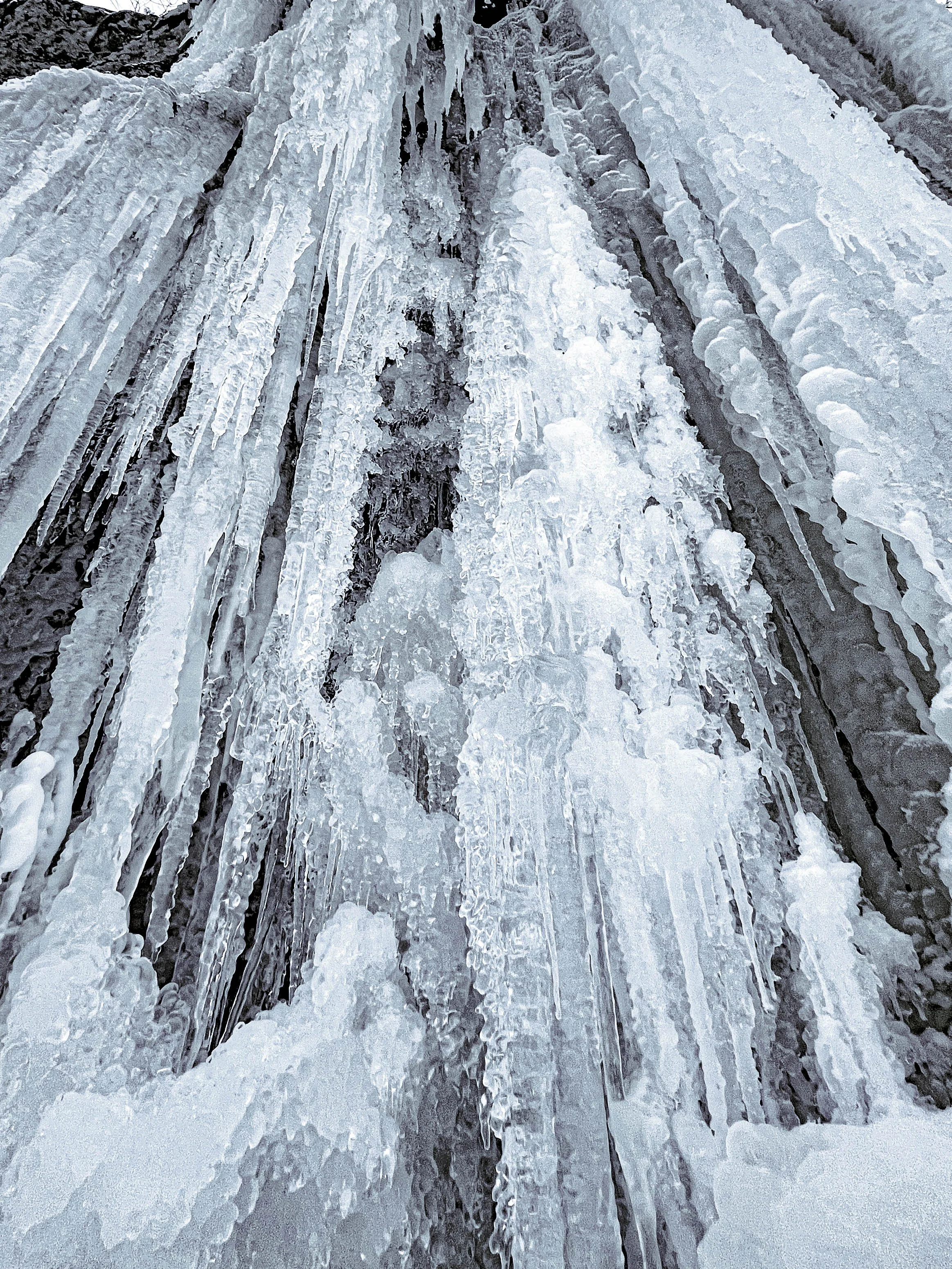 Cascades de glace et stalactites formant un mur de glace.