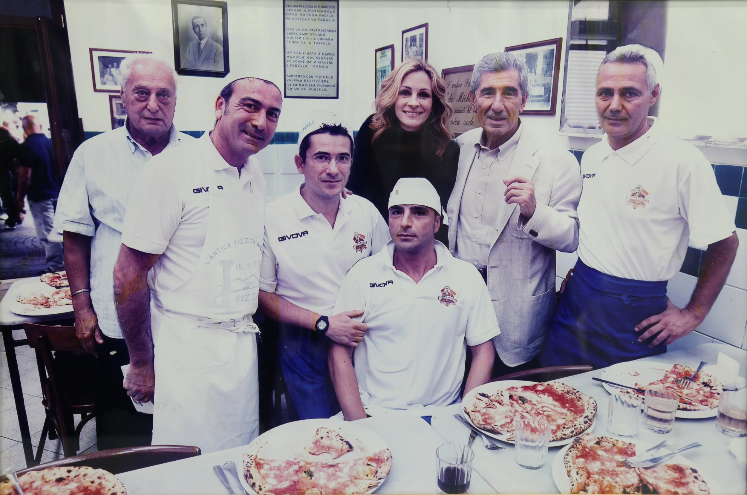 Historic photo of the team with Julia Roberts at L'Antica Pizzeria da Michele in Naples.