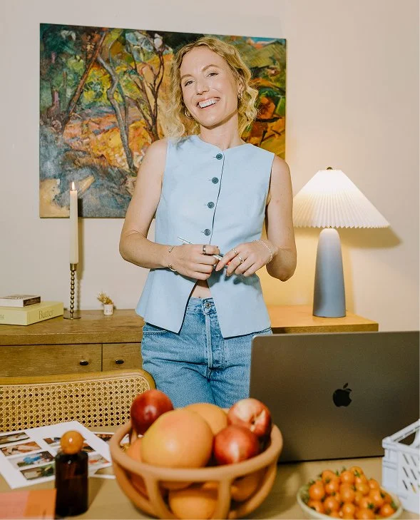 Photo of founder Marielle smiling behind a desk