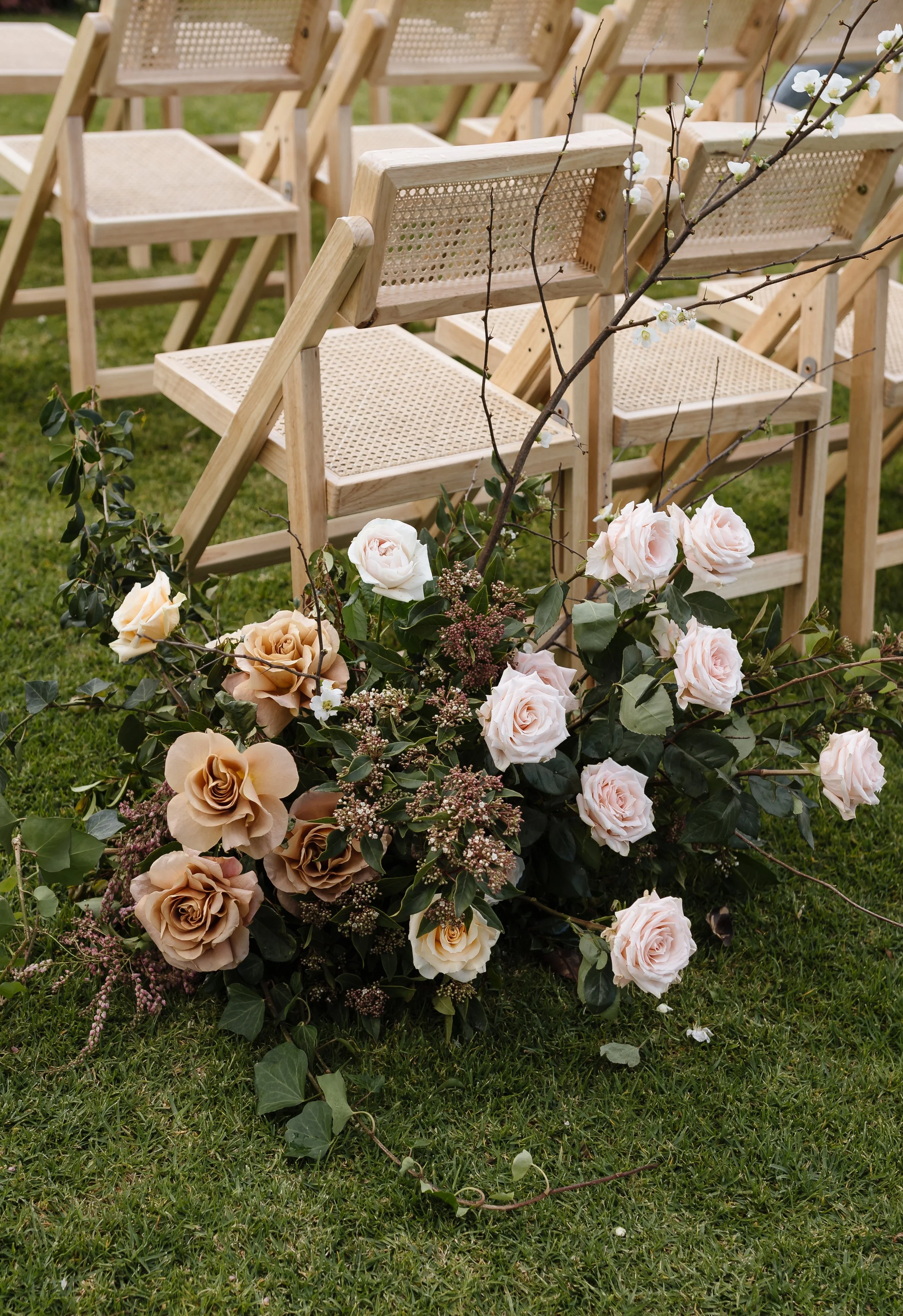 ceremony-floral-arrangement-peach-roses.jpg