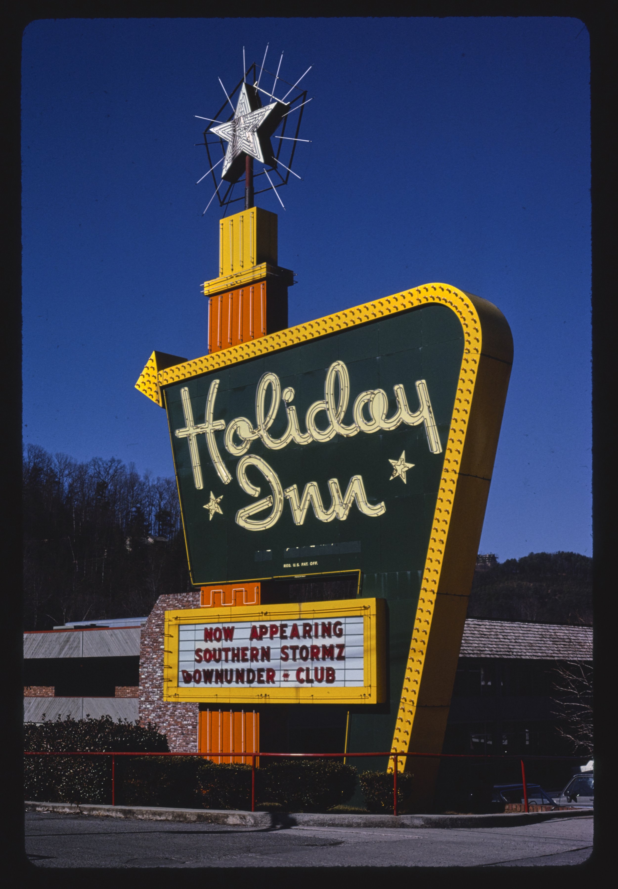 What a “Great Sign”! Photo courtesy of John Margolies, Roadside America Collection, Library of Congress) 