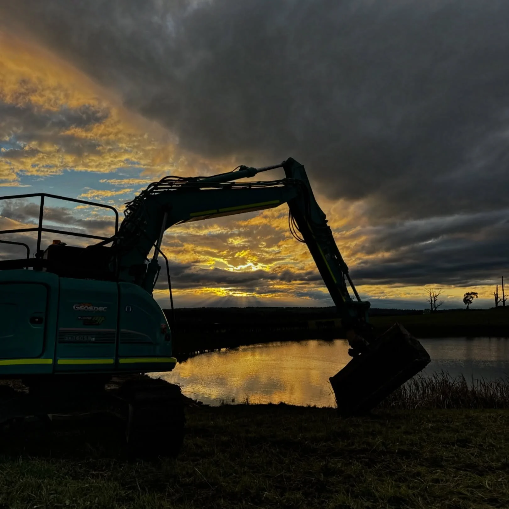 Great day out in Gippsland. Finished it off with this cracker sunset. 

#excavator #gippsland #farm #dam #sunset