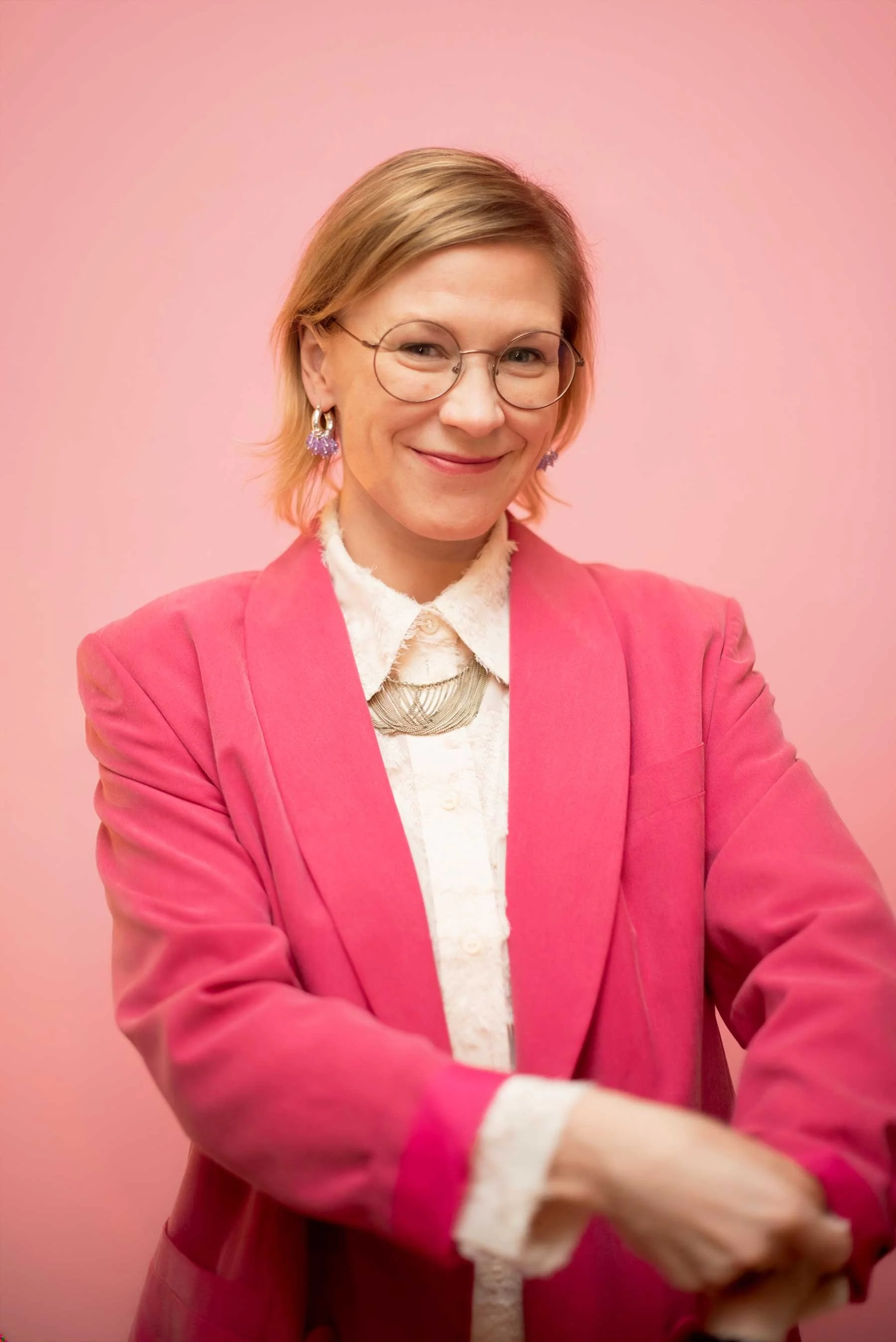 Pinja Valkonen pinkissä bleiserissä.