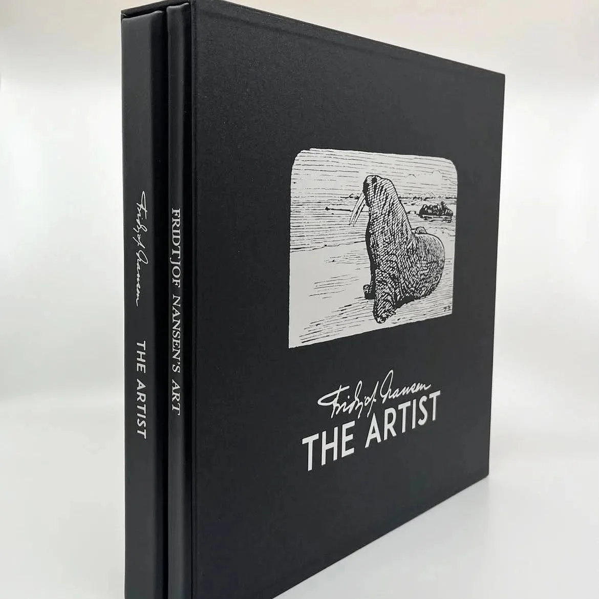 To bøker med sort omslag, en med tittelen 'Erik Jør Nansen's Art' og en annen med tittelen 'Frigof Gamam THE ARTIST'.