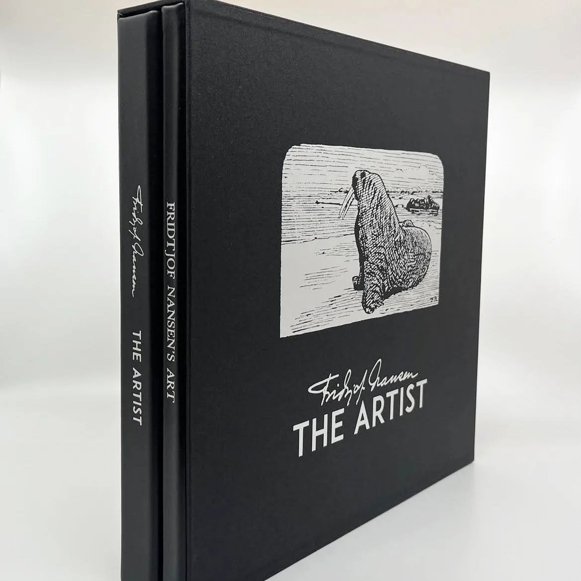 To bøker med sort omslag, en med tittelen 'Erik Jør Nansen's Art' og en annen med tittelen 'Frigof Gamam THE ARTIST'.