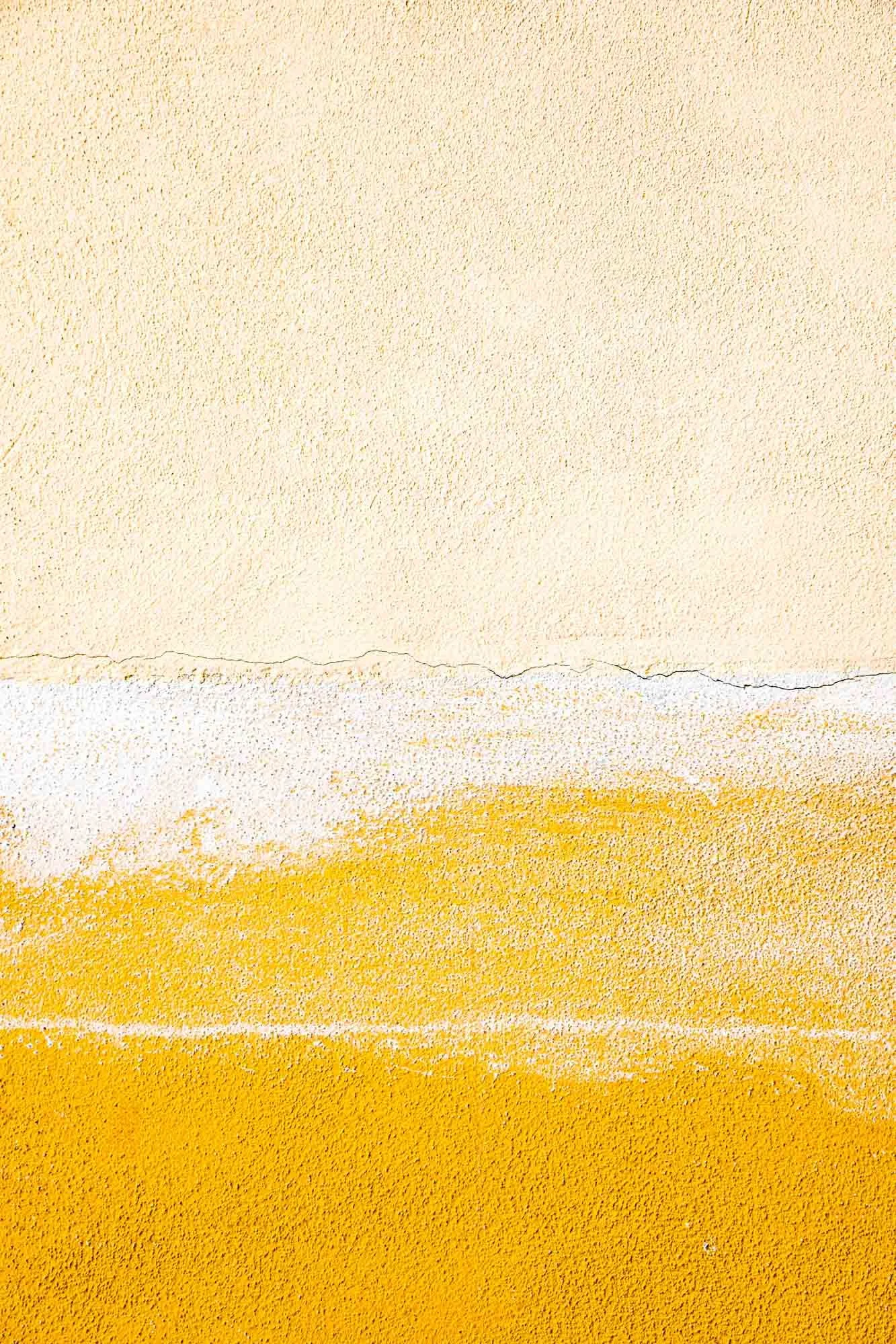 Una parete con diverse sfumature di colore dal bianco al giallo