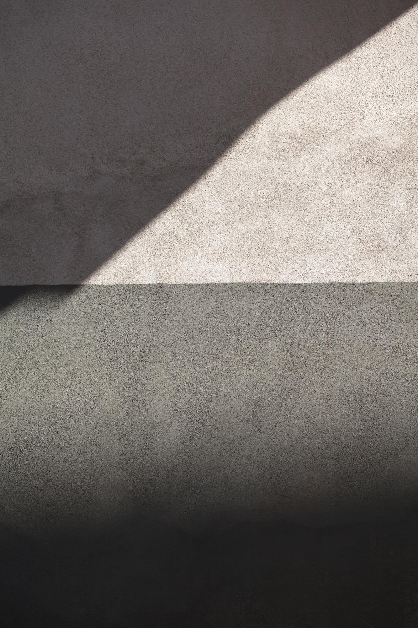 GREY SHADOWS:
Sfumature di grigio, neri profondi e toni neutri. Una serie essenziale e raffinata, pensata per ambienti sofisticati e d'impronta minimalista.
