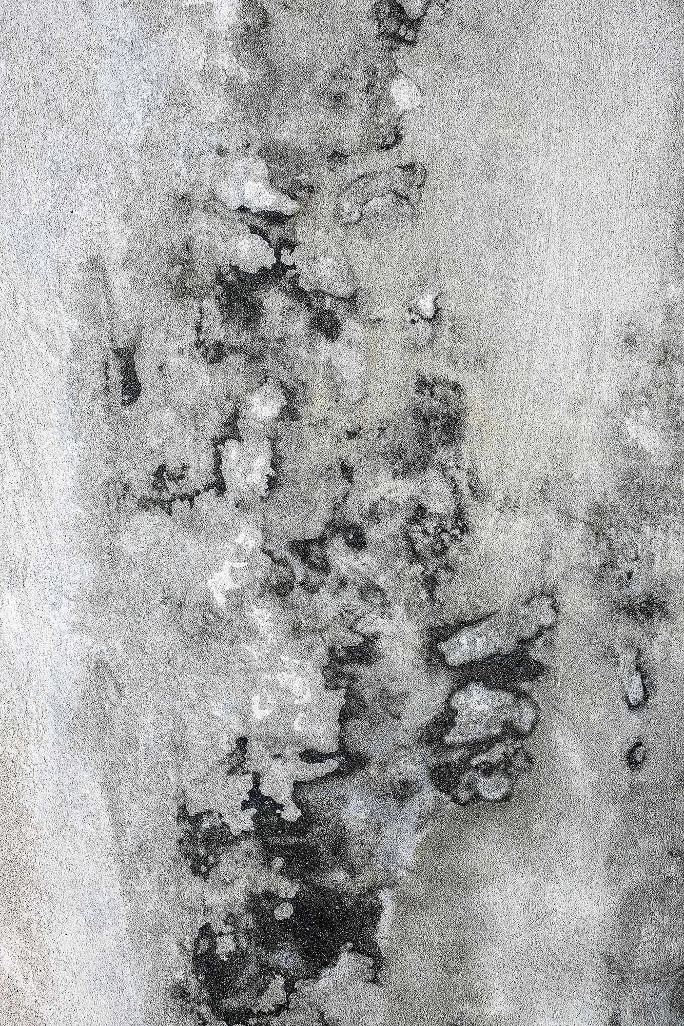 Immagine in bianco e nero con macchie e texture astratta