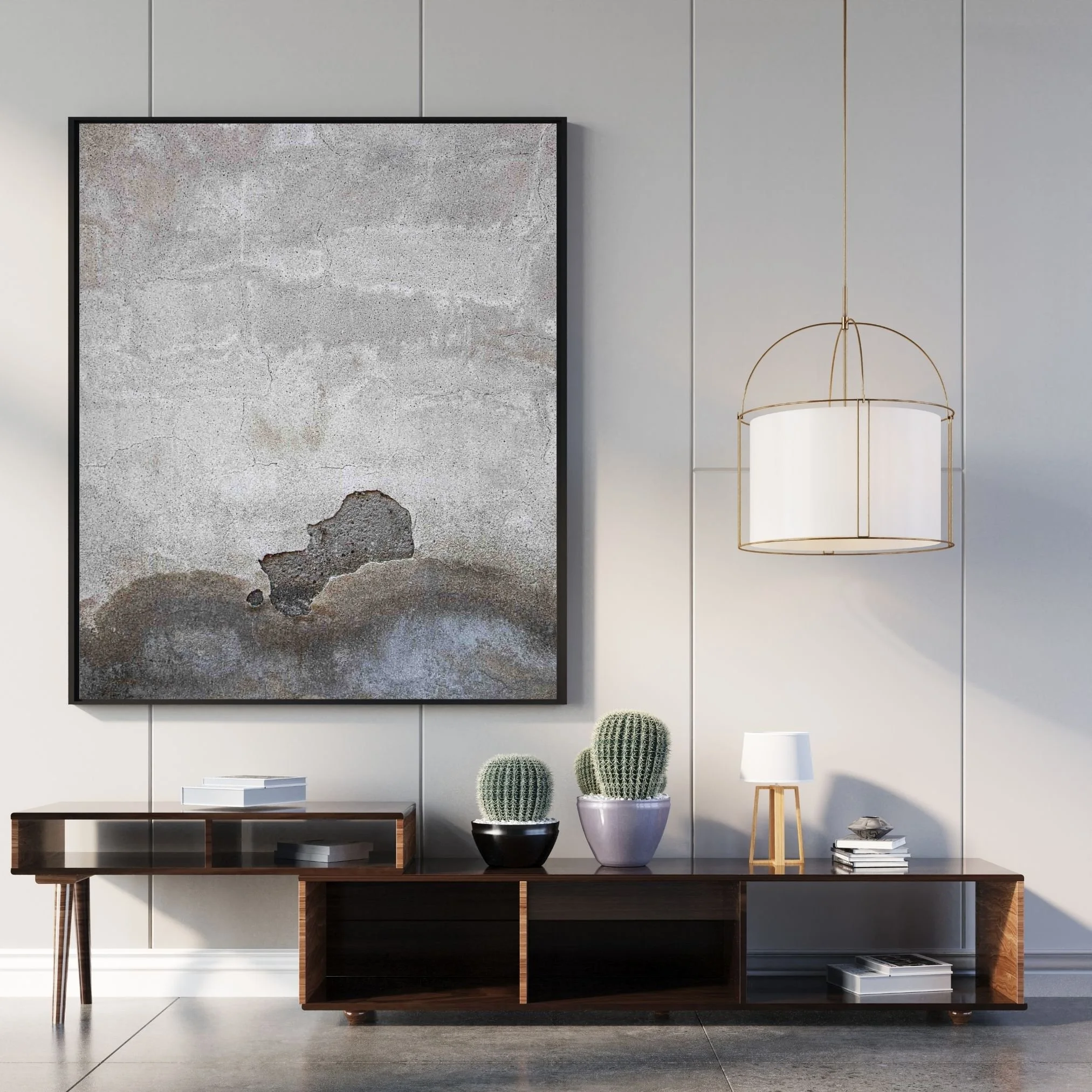Interno di una stanza moderna con mobili in legno scuro, piante di cactus, e decorazioni, con un grande quadro astratto sui toni del grigio alla parete, una lampada moderna e una mensola con oggetti in bianco e nero.