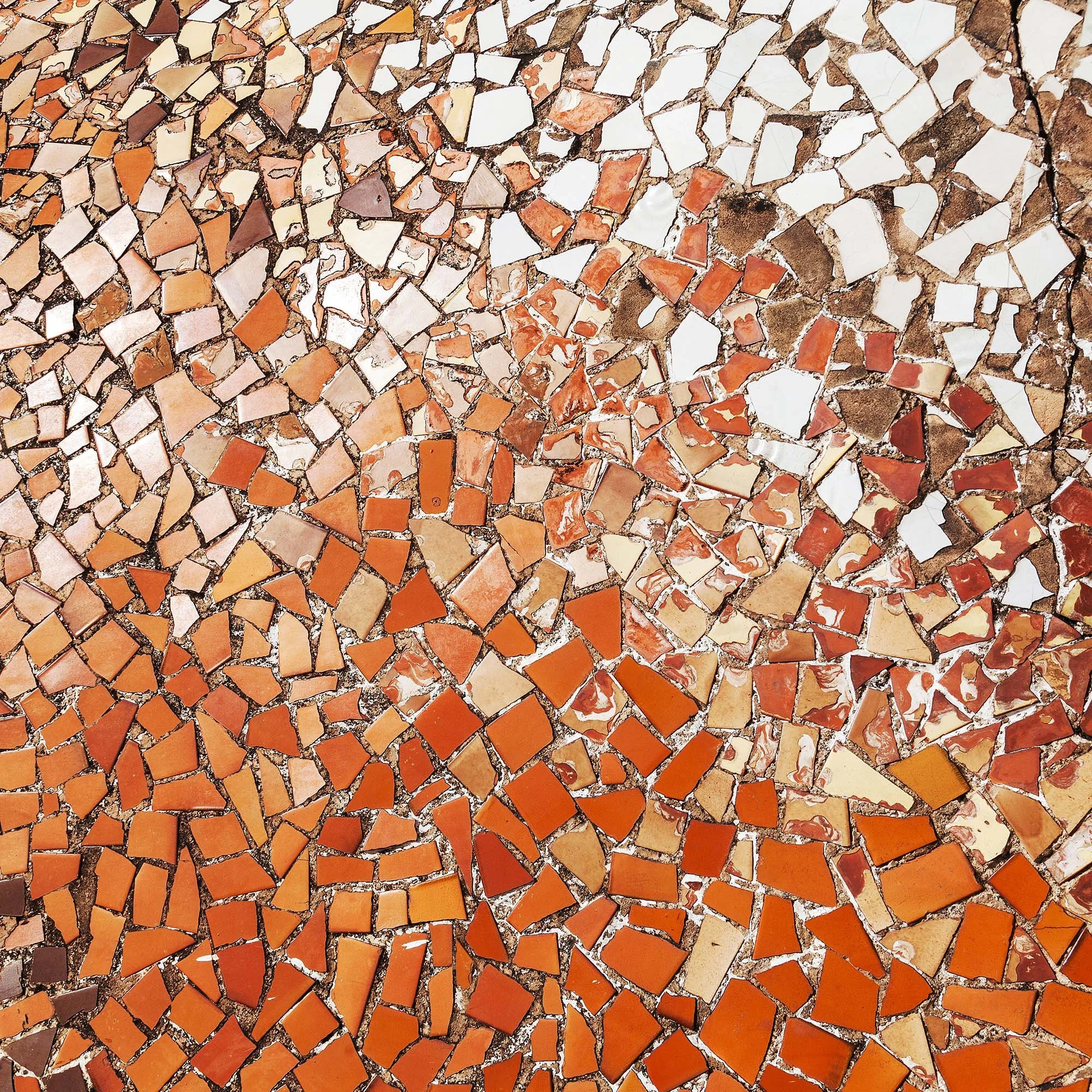 Piastrelle di mosaico in ceramica di vari colori e forme. 