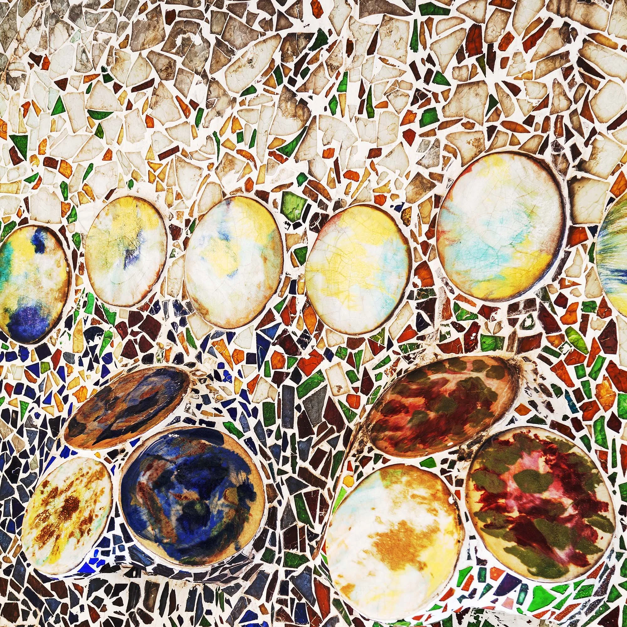 Dettaglio di mosaico con toni caldi e cerchi colorati