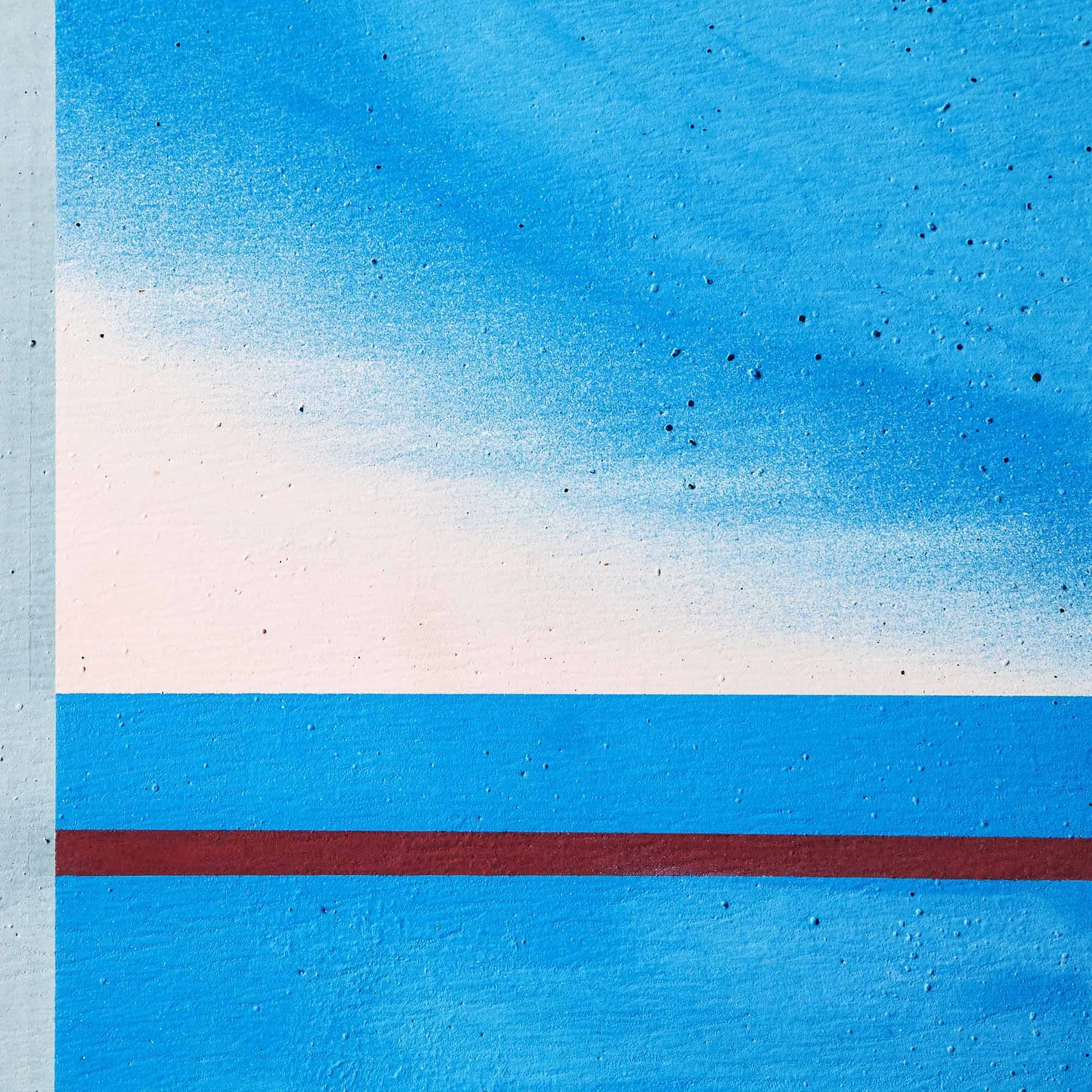 Strisce di colore blu, bianco, rosso e bordeaux disegnate con spray, creando un effetto di sfumatura