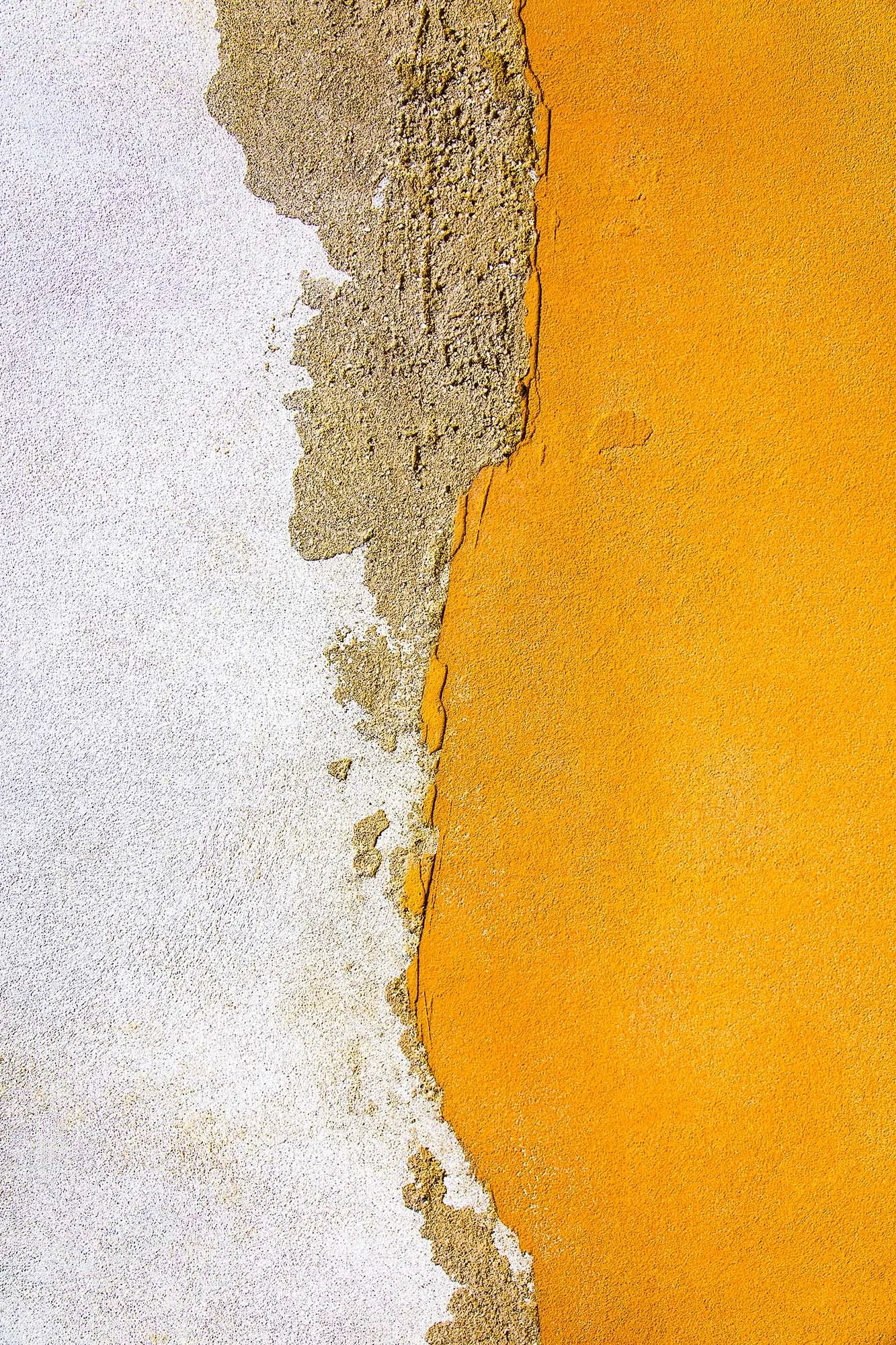 MATERIA: Un viaggio tattile nelle rugosità, nelle crepe e nei materiali scalfiti dal tempo. Un richiamo alla bellezza dell'imperfezione e alla matericità delle superfici.