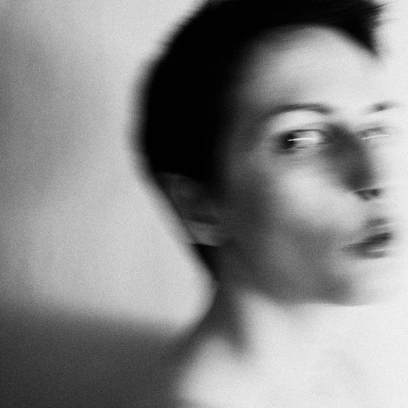 Ritratto della fotografa Monica Monimix Antonelli con un effetto mosso e in bianco e nero