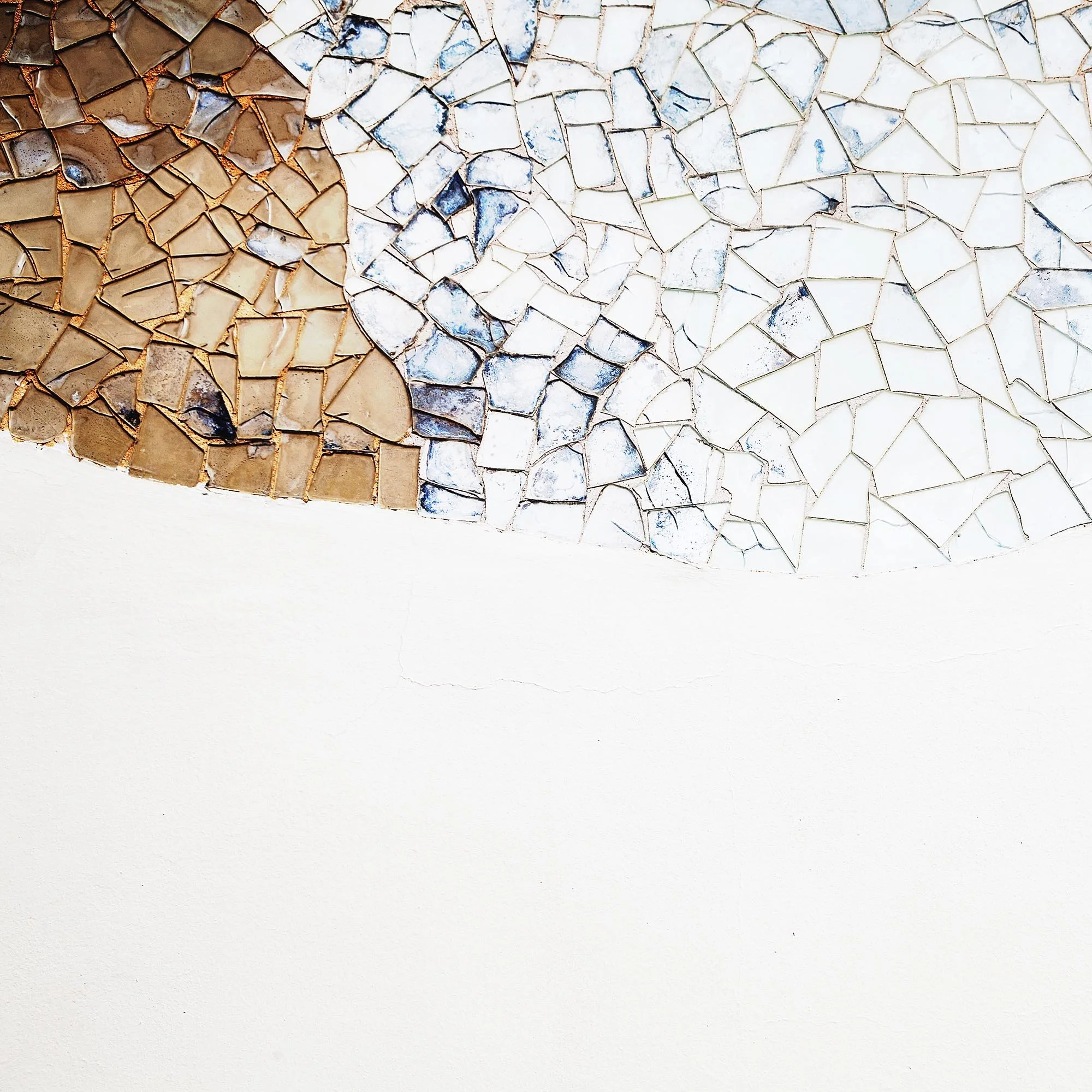 TEXTURES: 

Trame fitte, pattern naturali e urbani, dettagli che ripetendosi creano un tessuto visivo ipnotico e rilassante.