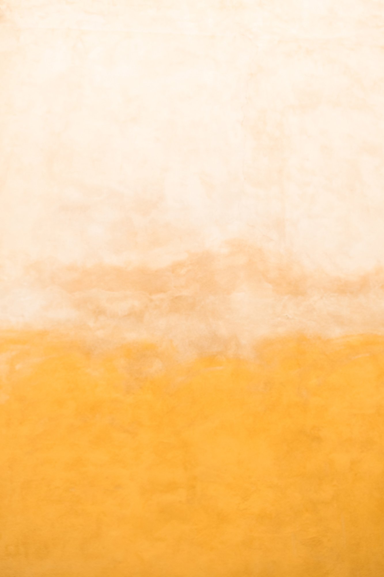 Immagine di una parete o superficie con sfumature di colore marrone e arancione