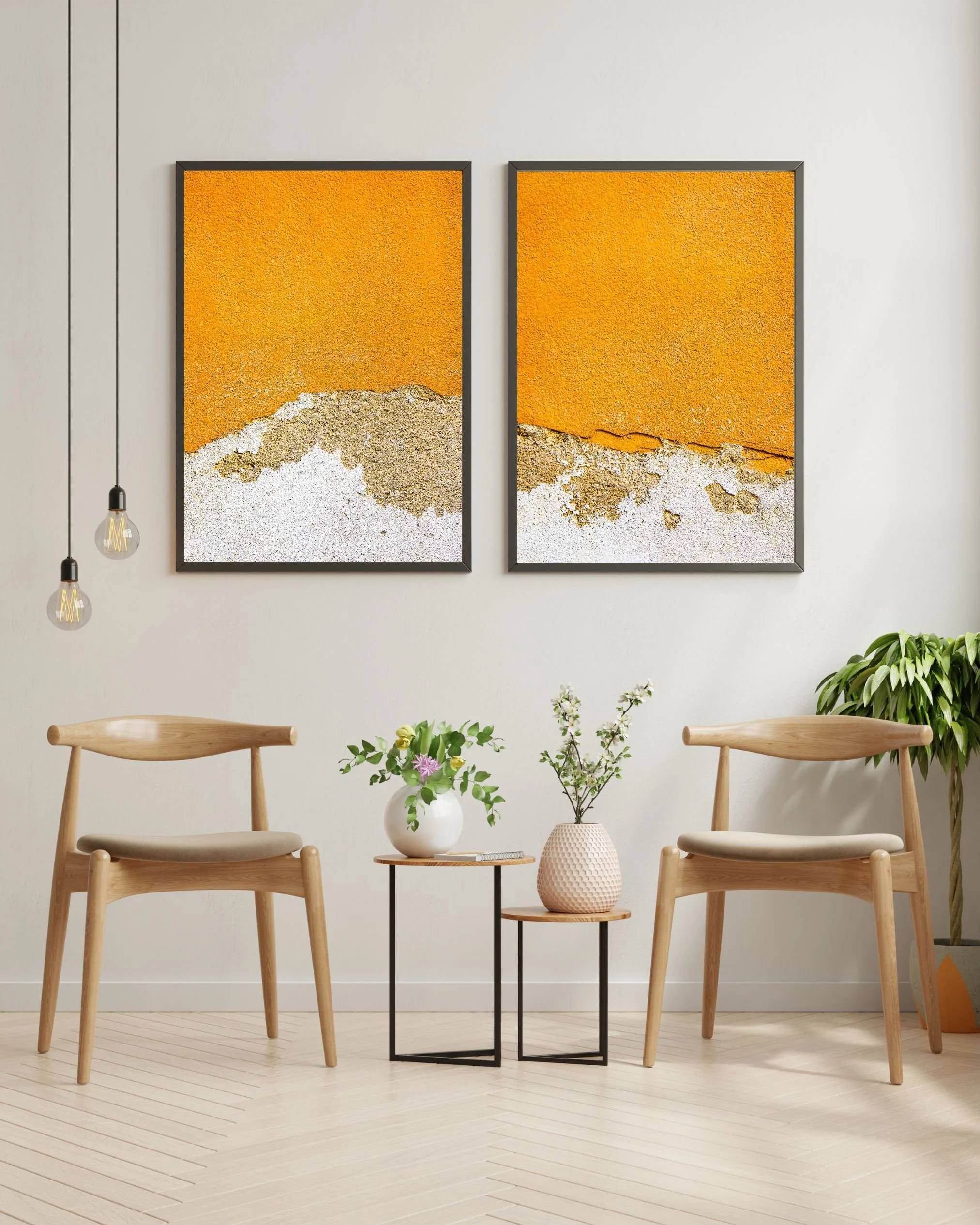 Sala con due sedie in legno e due quadri astratti color arancione e decorazioni floreali in primo piano.