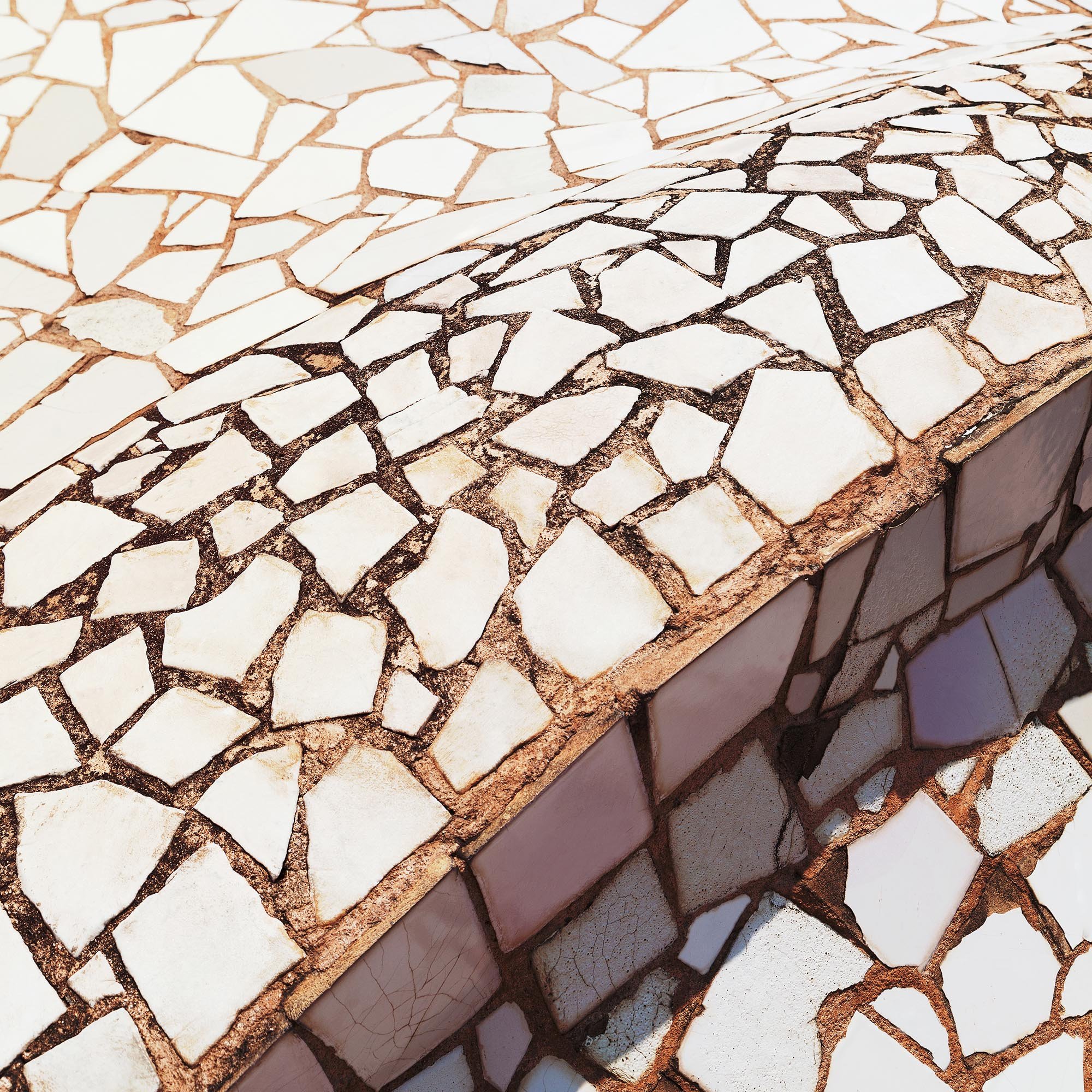 Una superficie di mosaico composto da frammenti di piastrelle bianche e nere disposte come un puzzle.