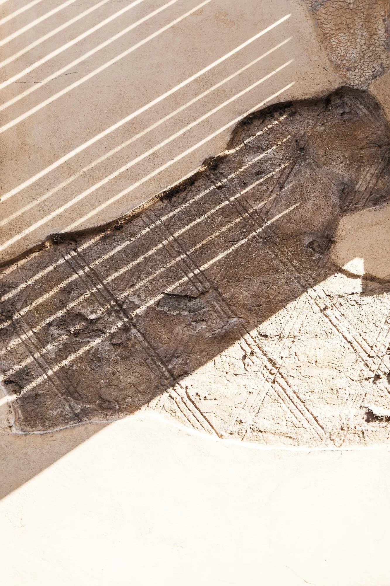 DI LUCE E OMBRA: 
Un'indagine sulla morbidezza e sulla sospensione temporale. Il sole che filtra attraverso persiane o architetture crea ritmi geometrici e un'atmosfera di quiete sui muri.
